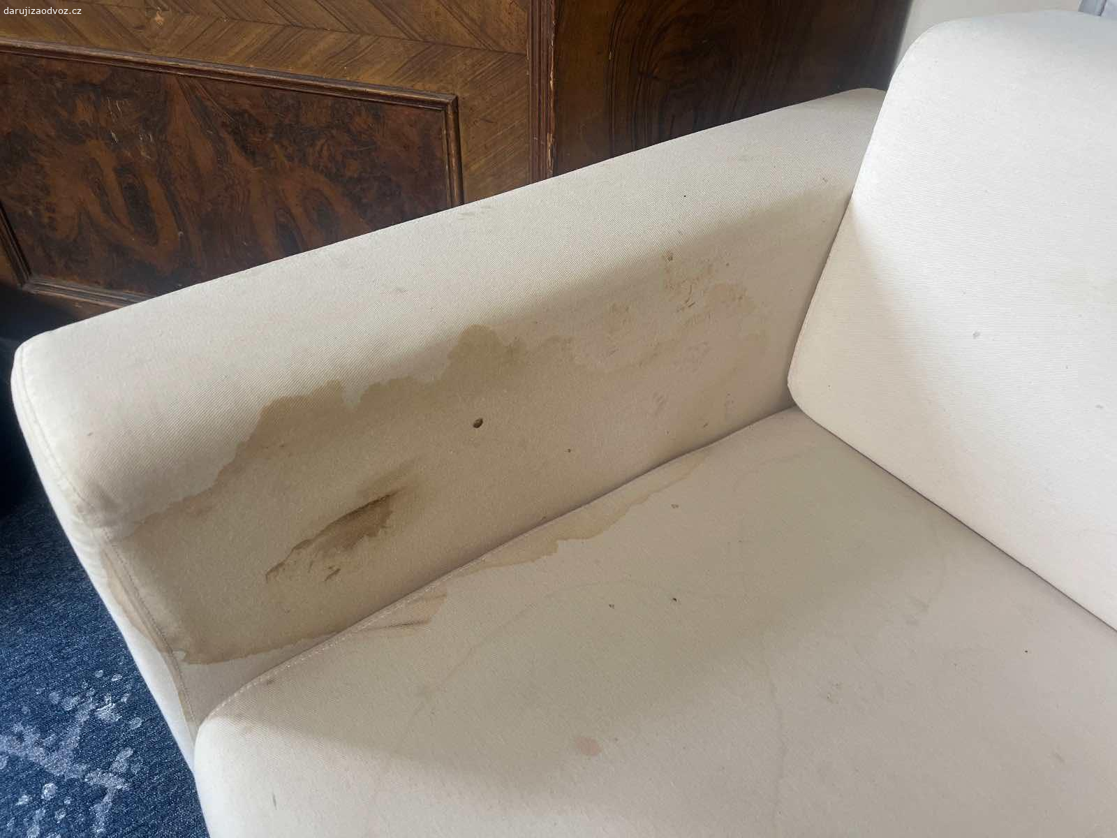Daruji gauč. Daruji gauč za odvoz. Je potřeba vytepovat, trochu se na něm podepsala koťata, co jsem měla v dočasné péči. 
Rozměry 144x77x74 cm. 
Vyzvednutí ideálně do soboty 1.11.