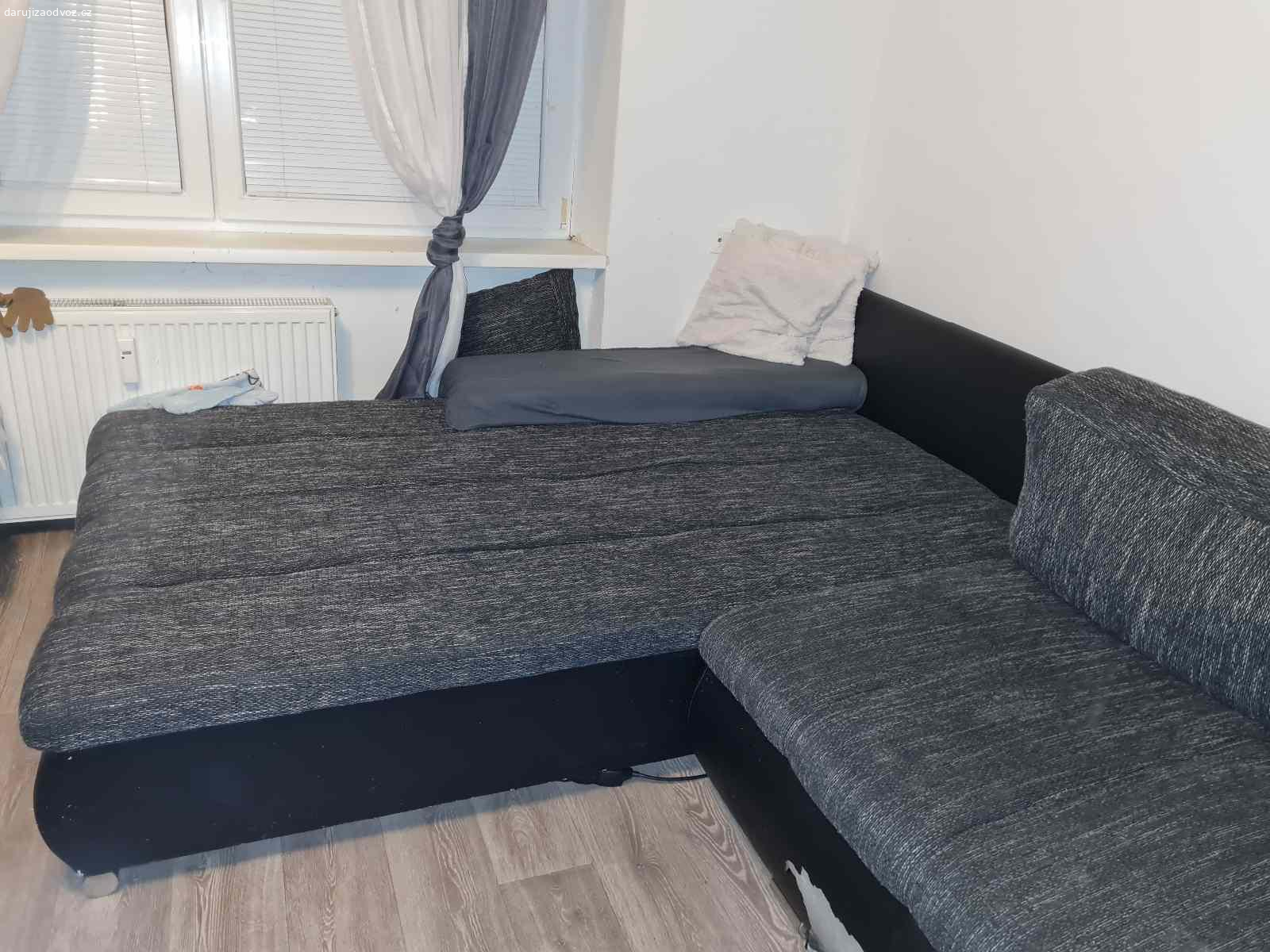 Daruji gauč. Daruji levý, rohový, poměrně velký gauč, opotřebovaný používáním. Koženka na polstru u nohou a levé opěrky jsou oloupané. Nic dramatického, poslouží tak jak má.