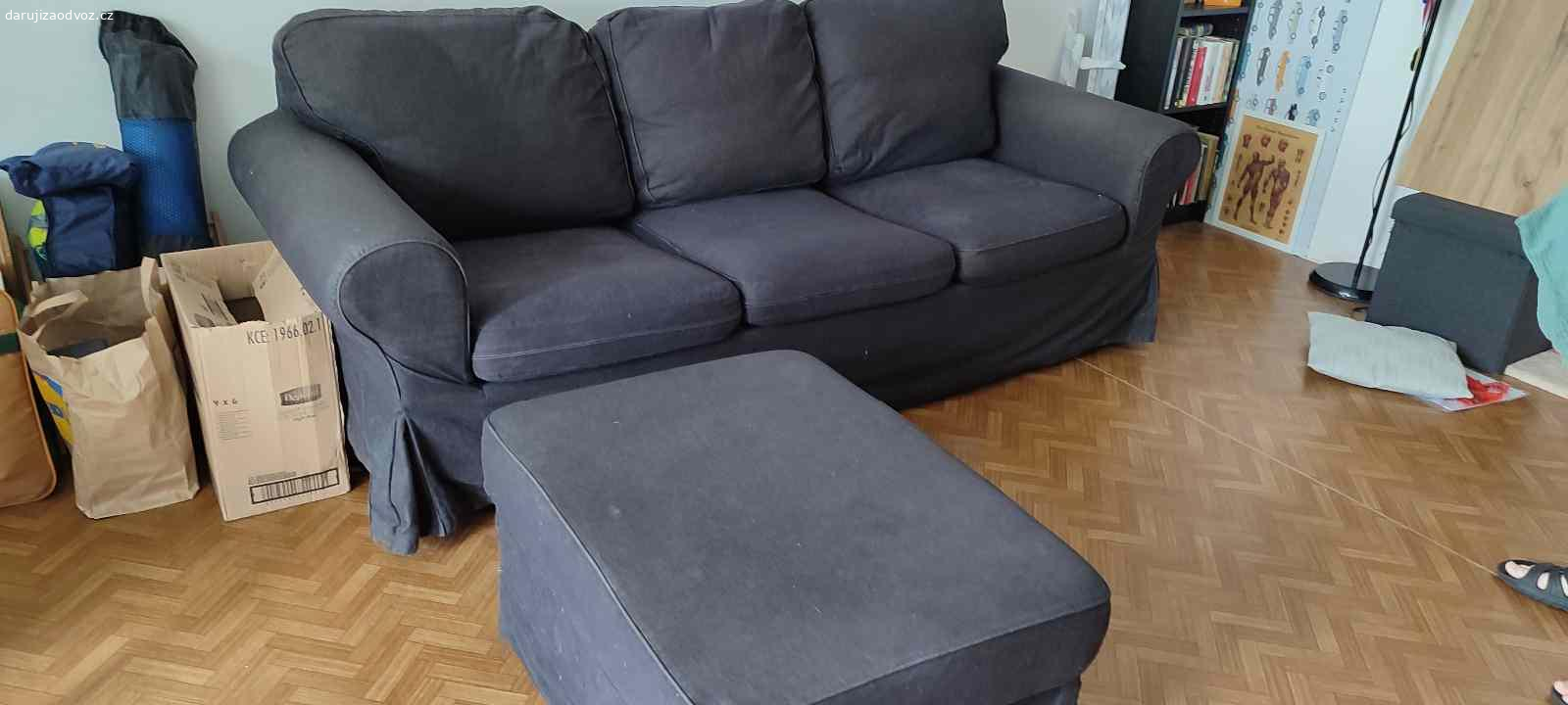 Daruji gauč. Mě sloužil 6 let dobře, ale je čas si pořídit nový, udělá dobrou službu ještě :) jsem v 5.patre , výtah tu je . Modřany 

Snímatelné potahy , velký taburet s úložným prostorem 

Gauč bude volný asi za dva týdny