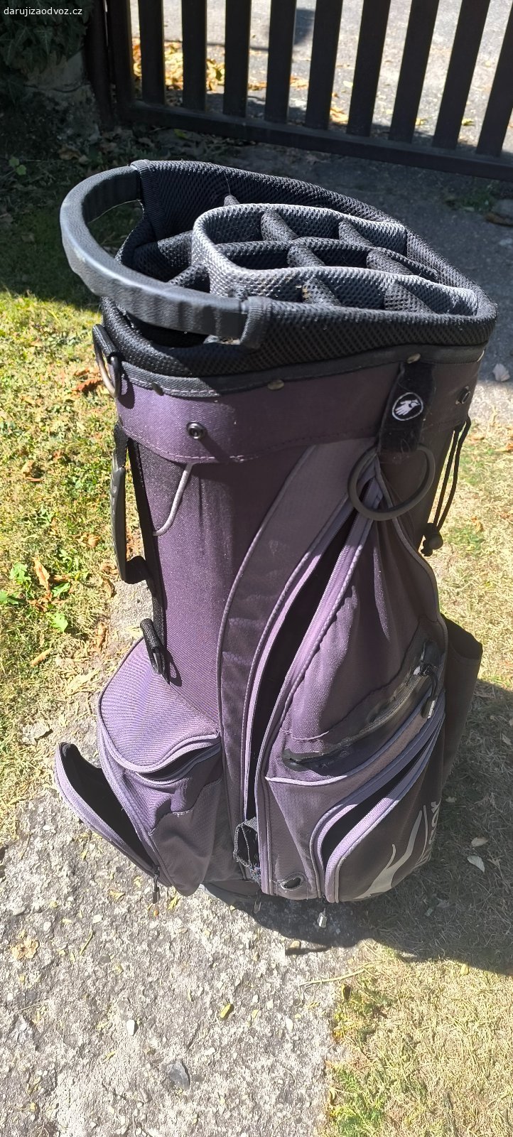 Daruji golfový bag. Použité ale zachovalé 2 golfové bagy bez příslušenství. Klidně každý zvlášť.