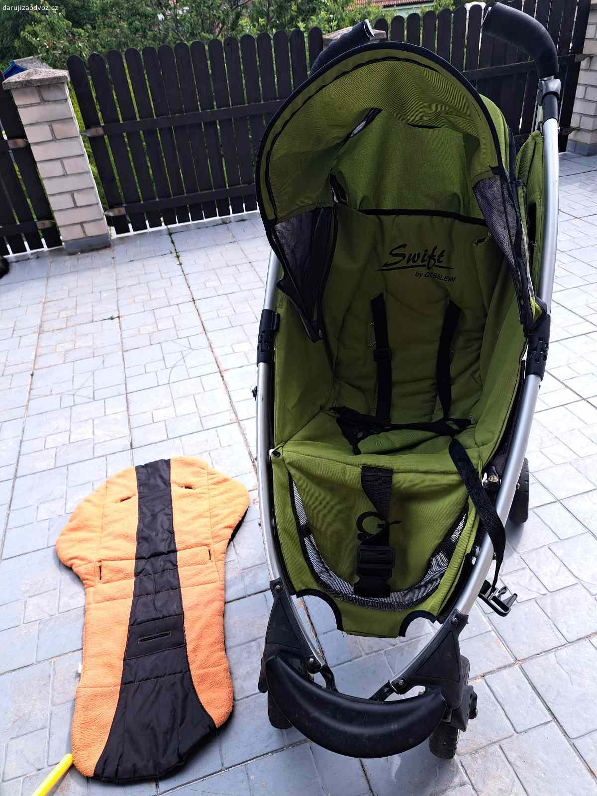 Daruji golfový kočárek. Daruji kočárek kupovala jsem ho rok zpátky na Bazosi a byl tedy z 2 ruky. Je funkční a ješte poslouži, jelikož ho mám venku potřebuje umýt a dat do pořádku. I kdyby posloužil jako druhé vozítko k babičce na chalupu:)