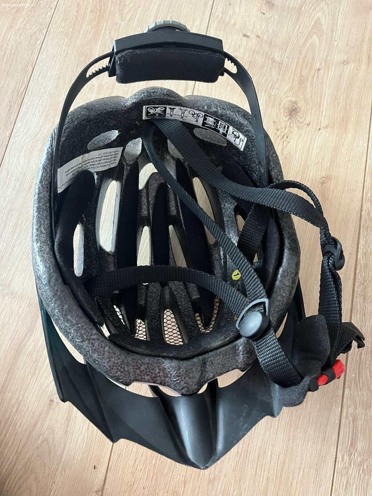 Daruji helmu na kolo. Daruji helmu na kolo. 

Velikost M / 52-57 cm, váha 210 g

Pouze osobní předání - Jesenice u Prahy nebo Praha 4 Brumlovka.