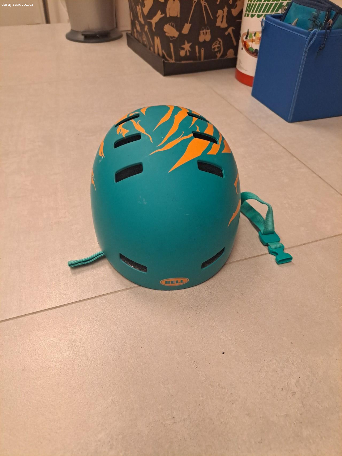 daruji helmu. zeleno oranžová helma velikost S 51-55 cm od značky Bell