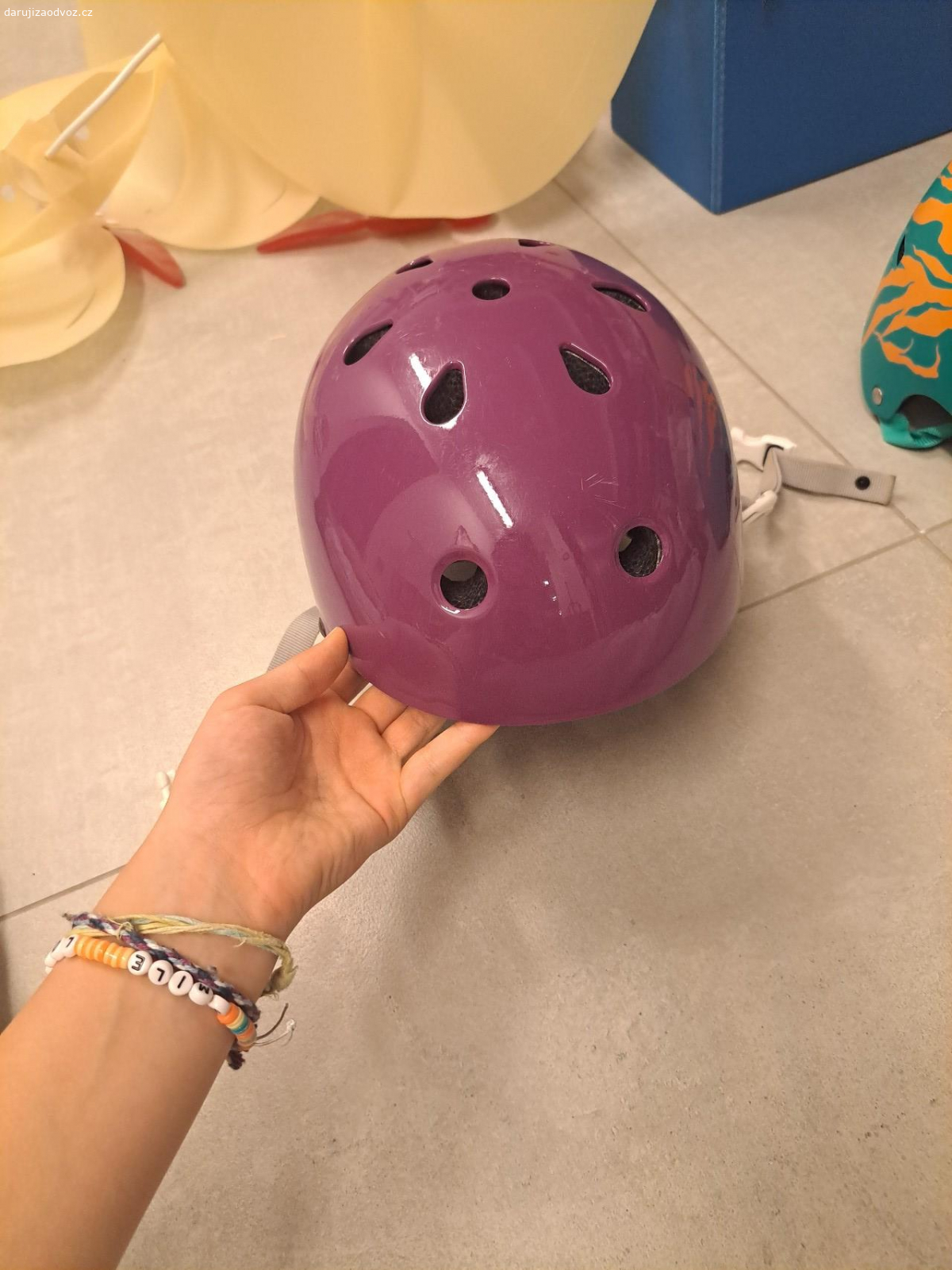 daruji helmu. fialová děcka helma velikost 50-54 cm od značky Oxelo