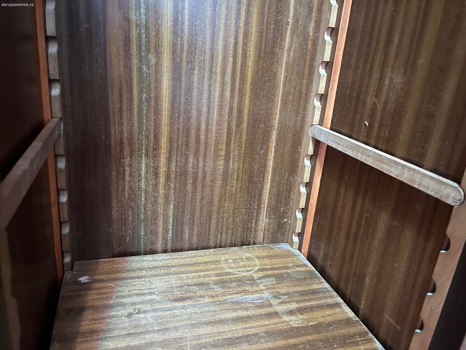 Daruji hezkou retro skříň. Klasická poctivá skříň :) Velmi zachovalá, vše funguje jak má. Bohužel ji musíme dát pryč (nejradši do dobrých rukou) z důvodu stěhování. Šířka polic na stranách 38 cm, uprostřed 90 cm. Výšku polic lze jednoduše bez montování nastavit, viz foto. Výška skříně 187, šířka 168, hloubka 38-45. Vyzvednutí u metra Opatov. Nedá se rozložit.