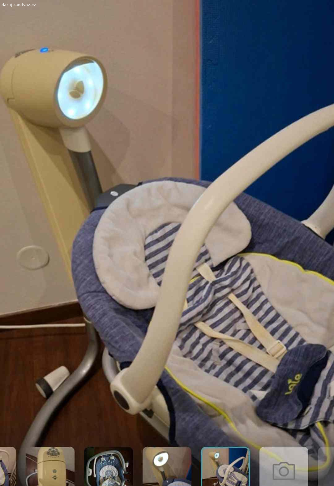 Daruji houpaci kreslo, kolebka. Daruji kolebku, houpaci kreslo funkcni vcetne baterek, studentska cokolada potesi (neni podminkou). 2 polohy houpani mozna se otacet na 180 stupnu k sobe od sebe,hracky, 6 rychlosti houpani, 3 variace svetla, melodie klasicka cca 3, noise taky 3 (les,vitr,voda) kresilko se da vyndat a pouzit bez zakladny jako obycejne houpaci kreslo nebo jako nositko na prenos dite. Zepredu kolecka pro lepsi premisteni. Vse je funkcni. Jsme pouzivaly od narozeni do 4 mesicu a opravdu nam to hodne pomohlo na uspavani a uvolnit ruce. Da se rozlozit celou konstrukce na 3 casti pro pohodolnejsi dopravu. JENOM VAZNI ZAJEMCE, KDO MUZE SI VYZVEDNOUT ZITRA BEHEM DNE.Praha Strizkov