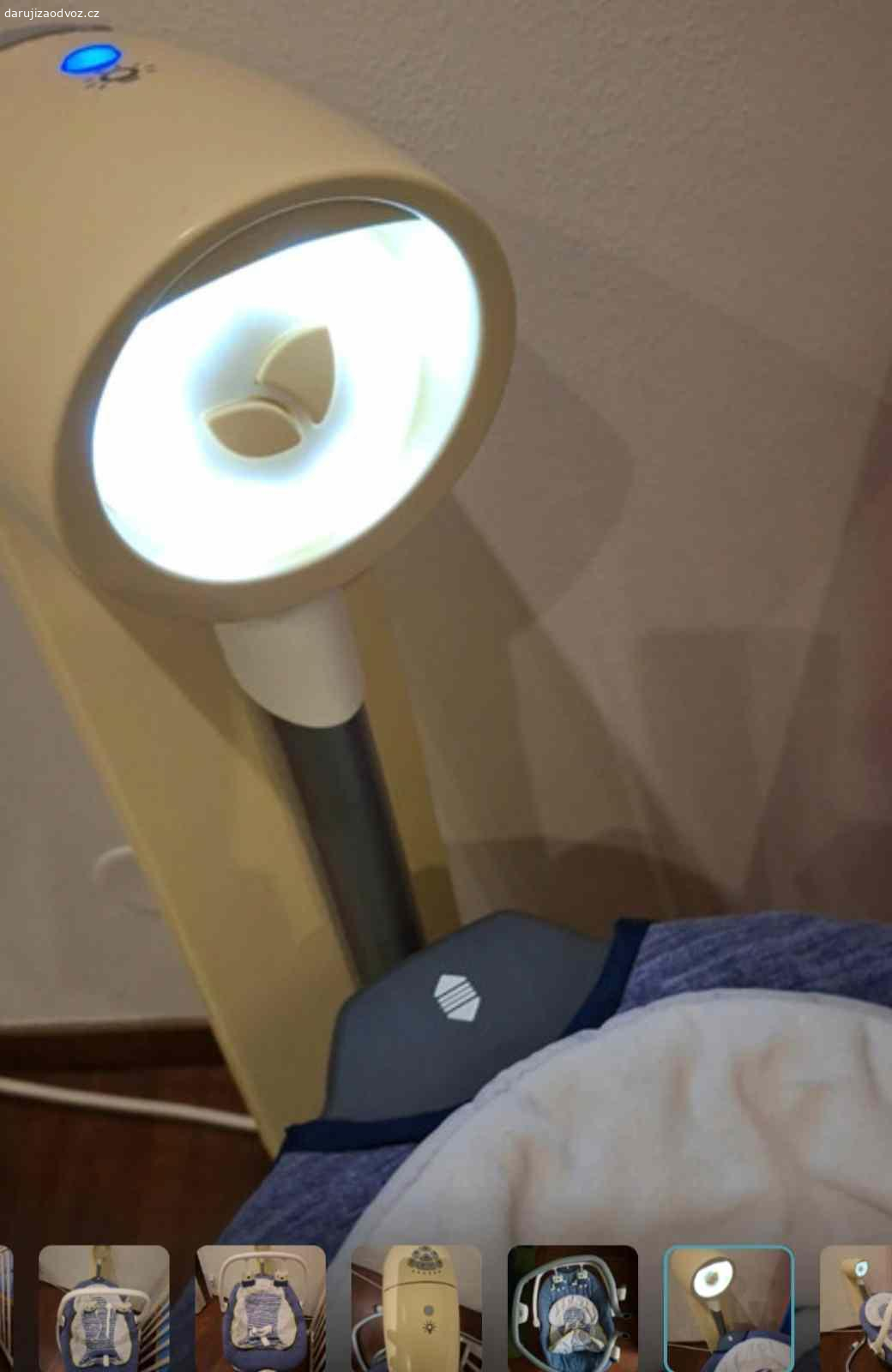 Daruji houpaci kreslo, kolebka. Daruji kolebku, houpaci kreslo funkcni vcetne baterek, studentska cokolada potesi (neni podminkou). 2 polohy houpani mozna se otacet na 180 stupnu k sobe od sebe,hracky, 6 rychlosti houpani, 3 variace svetla, melodie klasicka cca 3, noise taky 3 (les,vitr,voda) kresilko se da vyndat a pouzit bez zakladny jako obycejne houpaci kreslo nebo jako nositko na prenos dite. Zepredu kolecka pro lepsi premisteni. Vse je funkcni. Jsme pouzivaly od narozeni do 4 mesicu a opravdu nam to hodne pomohlo na uspavani a uvolnit ruce. Da se rozlozit celou konstrukce na 3 casti pro pohodolnejsi dopravu. JENOM VAZNI ZAJEMCE, KDO MUZE SI VYZVEDNOUT ZITRA BEHEM DNE.Praha Strizkov