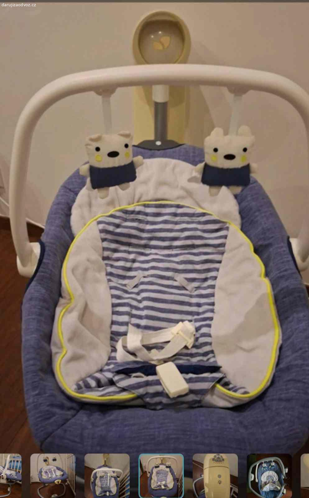 Daruji houpaci kreslo, kolebka. Daruji kolebku, houpaci kreslo funkcni vcetne baterek, studentska cokolada potesi (neni podminkou). 2 polohy houpani mozna se otacet na 180 stupnu k sobe od sebe,hracky, 6 rychlosti houpani, 3 variace svetla, melodie klasicka cca 3, noise taky 3 (les,vitr,voda) kresilko se da vyndat a pouzit bez zakladny jako obycejne houpaci kreslo nebo jako nositko na prenos dite. Zepredu kolecka pro lepsi premisteni. Vse je funkcni. Jsme pouzivaly od narozeni do 4 mesicu a opravdu nam to hodne pomohlo na uspavani a uvolnit ruce. Da se rozlozit celou konstrukce na 3 casti pro pohodolnejsi dopravu. JENOM VAZNI ZAJEMCE, KDO MUZE SI VYZVEDNOUT ZITRA BEHEM DNE.Praha Strizkov