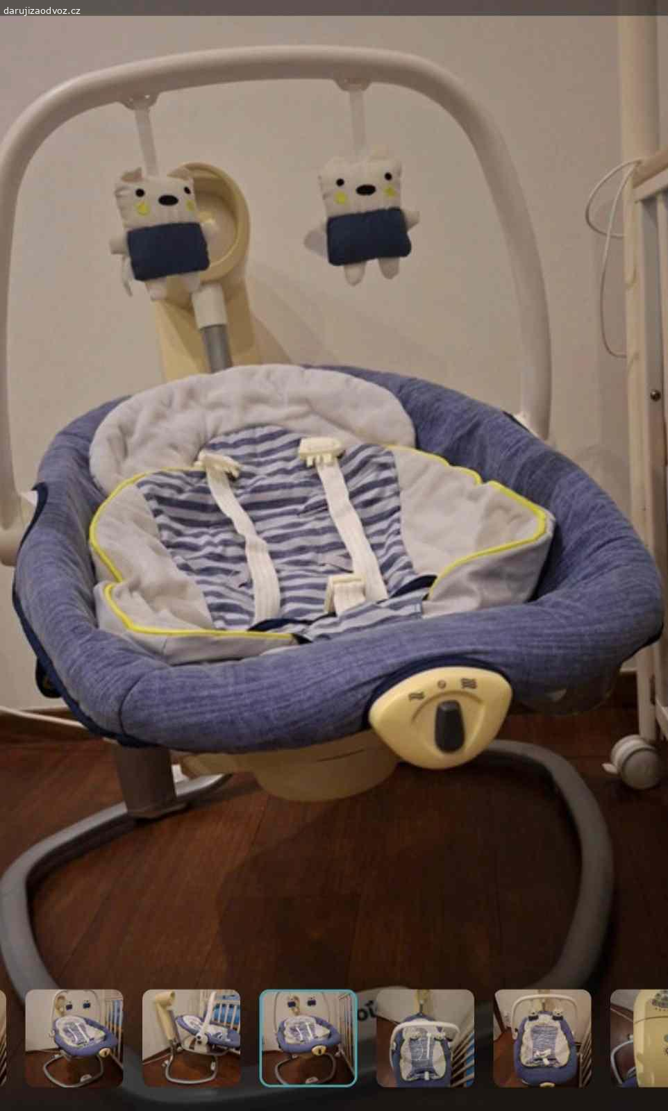 Daruji houpaci kreslo, kolebka. Daruji kolebku, houpaci kreslo funkcni vcetne baterek, studentska cokolada potesi (neni podminkou). 2 polohy houpani mozna se otacet na 180 stupnu k sobe od sebe,hracky, 6 rychlosti houpani, 3 variace svetla, melodie klasicka cca 3, noise taky 3 (les,vitr,voda) kresilko se da vyndat a pouzit bez zakladny jako obycejne houpaci kreslo nebo jako nositko na prenos dite. Zepredu kolecka pro lepsi premisteni. Vse je funkcni. Jsme pouzivaly od narozeni do 4 mesicu a opravdu nam to hodne pomohlo na uspavani a uvolnit ruce. Da se rozlozit celou konstrukce na 3 casti pro pohodolnejsi dopravu. JENOM VAZNI ZAJEMCE, KDO MUZE SI VYZVEDNOUT ZITRA BEHEM DNE.Praha Strizkov