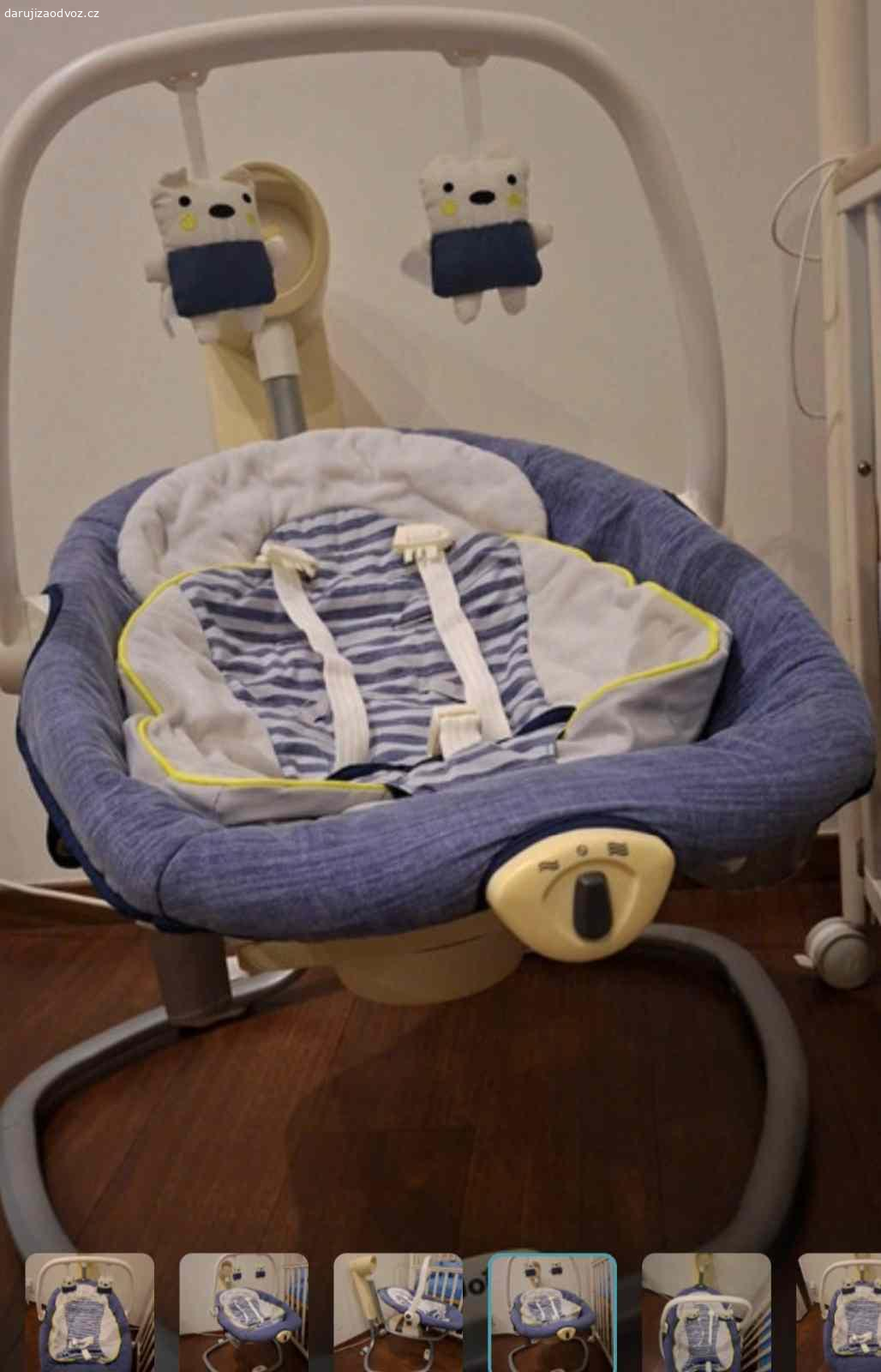 Daruji houpaci kreslo, kolebka. Daruji kolebku, houpaci kreslo funkcni vcetne baterek, studentska cokolada potesi (neni podminkou). 2 polohy houpani mozna se otacet na 180 stupnu k sobe od sebe,hracky, 6 rychlosti houpani, 3 variace svetla, melodie klasicka cca 3, noise taky 3 (les,vitr,voda) kresilko se da vyndat a pouzit bez zakladny jako obycejne houpaci kreslo nebo jako nositko na prenos dite. Zepredu kolecka pro lepsi premisteni. Vse je funkcni. Jsme pouzivaly od narozeni do 4 mesicu a opravdu nam to hodne pomohlo na uspavani a uvolnit ruce. Da se rozlozit celou konstrukce na 3 casti pro pohodolnejsi dopravu. JENOM VAZNI ZAJEMCE, KDO MUZE SI VYZVEDNOUT ZITRA BEHEM DNE.Praha Strizkov