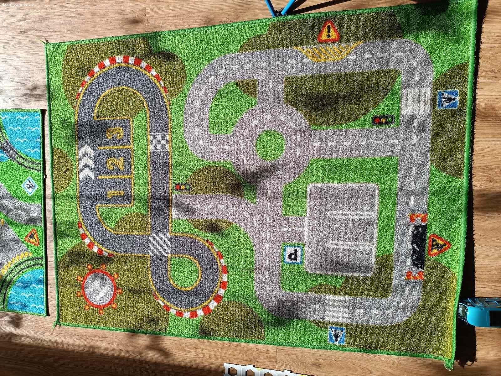 Rezervace Daruji hrací koberce a židličku. Dva dopravní hrací koberce, hodně hrané, je potřeba je vyčistit, ale ještě poslouží. Malá židlička pro nejmenší děti.