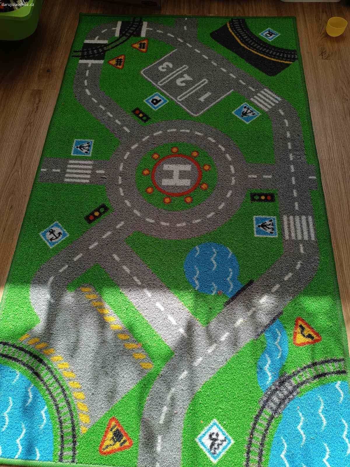 Rezervace Daruji hrací koberce a židličku. Dva dopravní hrací koberce, hodně hrané, je potřeba je vyčistit, ale ještě poslouží. Malá židlička pro nejmenší děti.