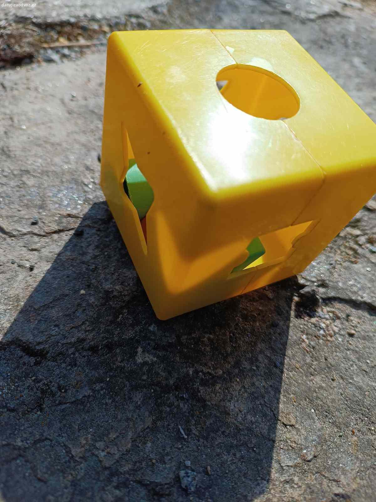 Daruji hračky. Daruji hračku. Za odvoz nebo za poštovné. Kostka je menší, cca 10cm.