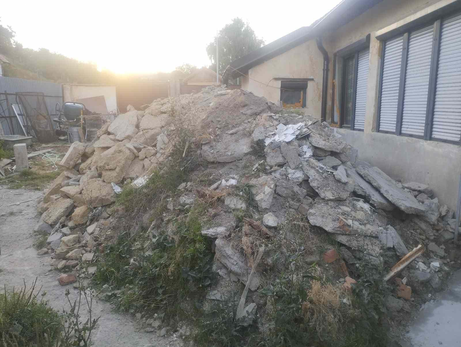 Daruji hromadu suti. Daruji za odvoz hromadu suti, cca 10kubiku, kdo by měl zájem, pište na přiložený email.