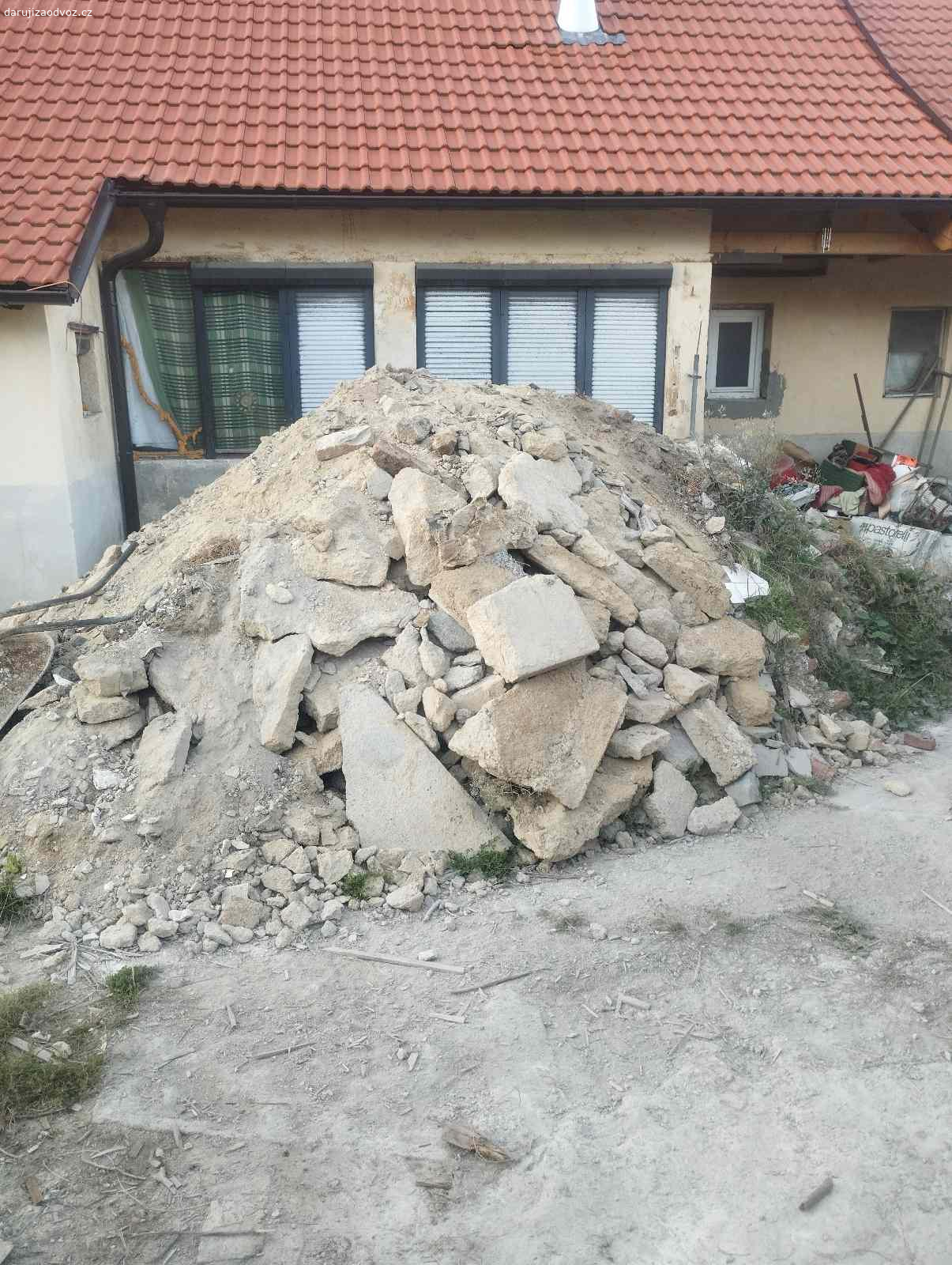 Daruji hromadu suti. Daruji za odvoz hromadu suti, cca 10kubiku, kdo by měl zájem, pište na přiložený email.