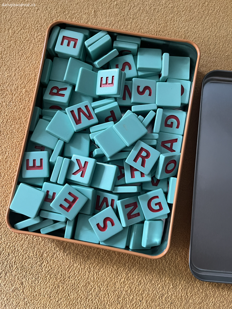Daruji hru SCRABLE. Pouze osobní odběr Praha - Chodov, případně po domluvě lze na trase metra C. Kousek ovoce potěší :-)