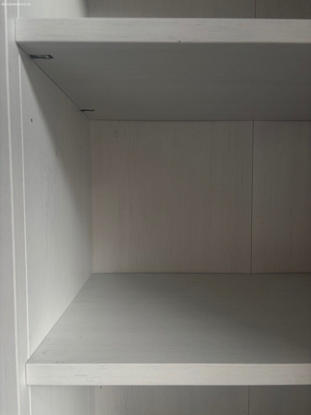 Daruji IKEA knihovnu. Knihovnu jsem měla několik let, ale je pořád v decentním stavu
Daruji takto, nerozebranou (pouze některé police u kterých to jde vyndám)
Výška-  190 cm, šířka- 65 cm, hloubka- 29 cm