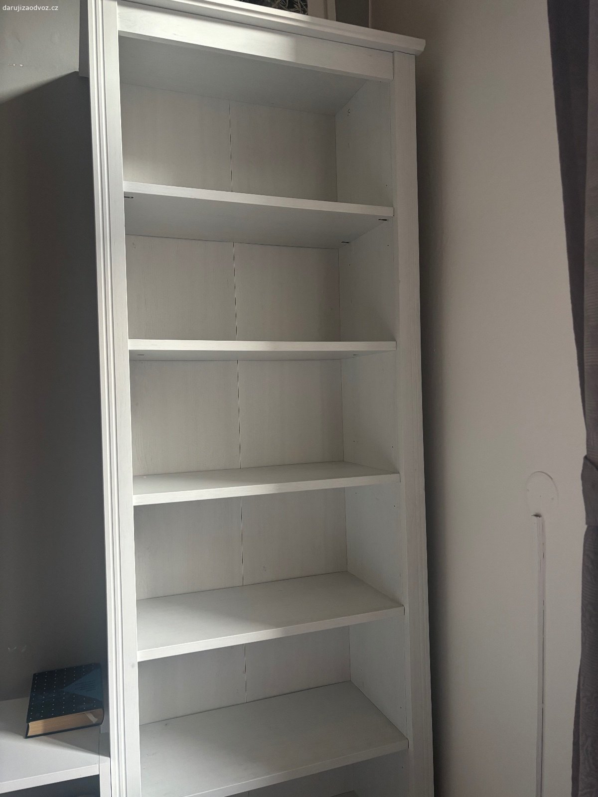 Daruji IKEA knihovnu. Knihovnu jsem měla několik let, ale je pořád v decentním stavu
Daruji takto, nerozebranou (pouze některé police u kterých to jde vyndám)
Výška-  190 cm, šířka- 65 cm, hloubka- 29 cm