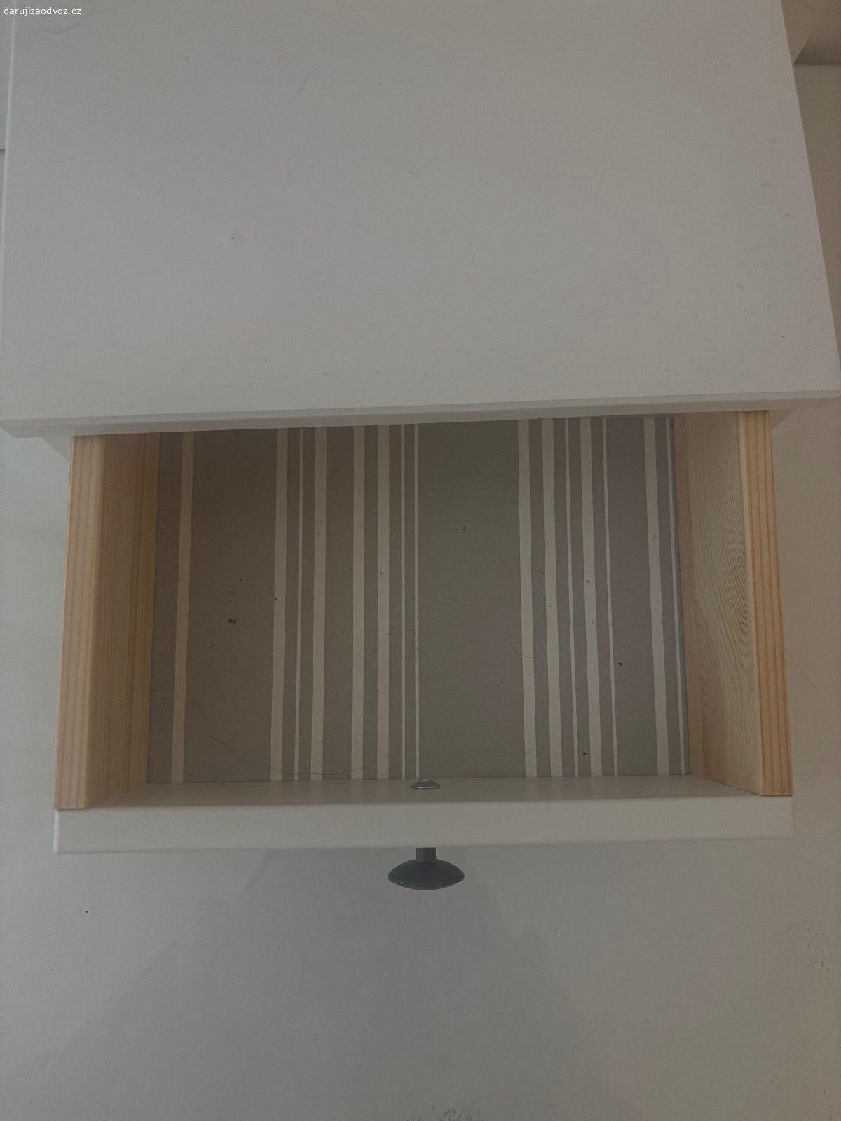 Daruji IKEA makeup stolek se stoličkou. - mám ho pár let takže jsou na něm známky opotřebování, ale je v dobrém stavu
- musí se vyčistit pod sklem, to co se tam dostalo
- prodám za odvoz přímo takhle (nebudu to rozebírát zpět na části)
- stůl: délka- 100 cm, šířka- 50 cm, výška i se zrcadlem: 155 cm