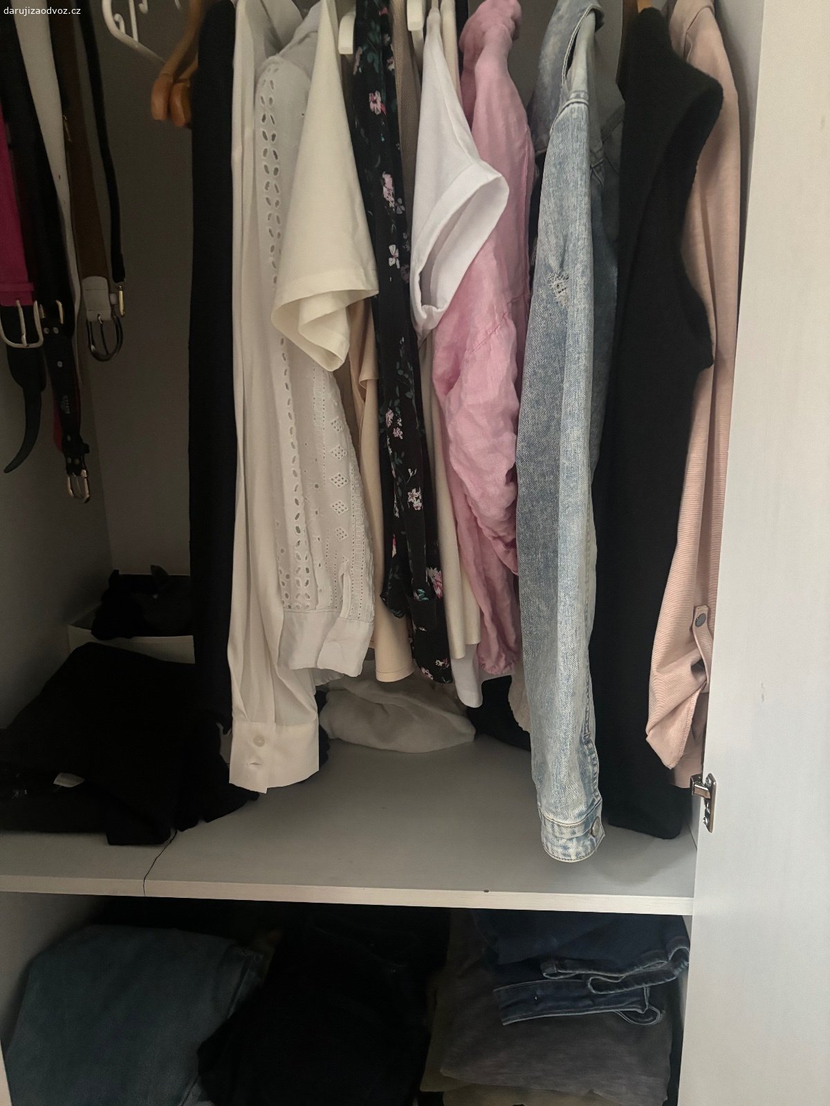 Daruji IKEA skříň. Daruji několik let starou a používanou šatní skříň.
Má tedy několik nedokonalostí a je opotřebovaná ale stále v decentním stavu.
Výška- 190 cm; šířka- 130 cm; hloubka- 52 cm
Pro odnos je potřeba alespoň dvou lidí. ! Skřín darujeme v tomto stavou NEROZEBRANOU!