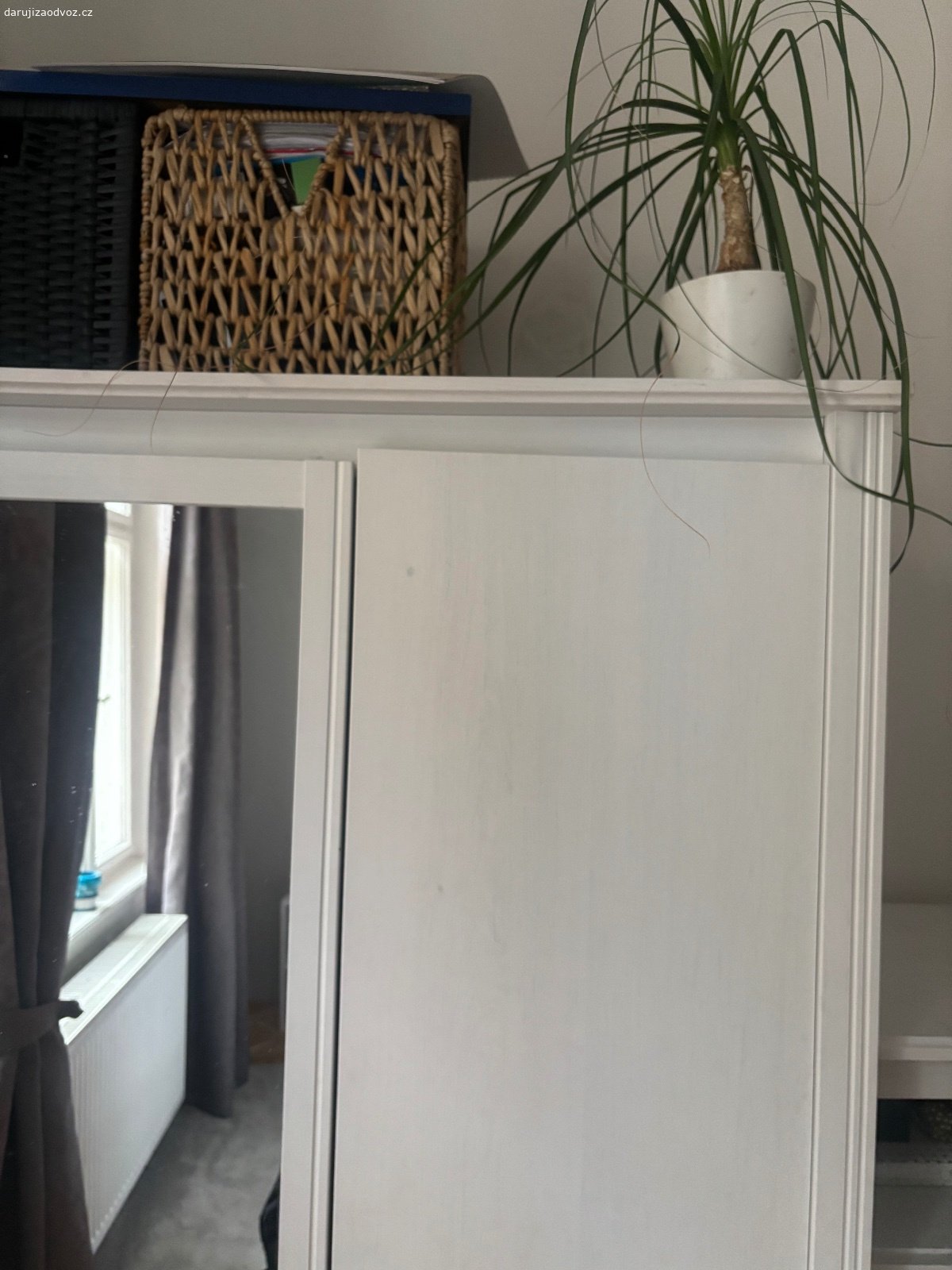Daruji IKEA skříň. Daruji několik let starou a používanou šatní skříň.
Má tedy několik nedokonalostí a je opotřebovaná ale stále v decentním stavu.
Výška- 190 cm; šířka- 130 cm; hloubka- 52 cm
Pro odnos je potřeba alespoň dvou lidí. ! Skřín darujeme v tomto stavou NEROZEBRANOU!