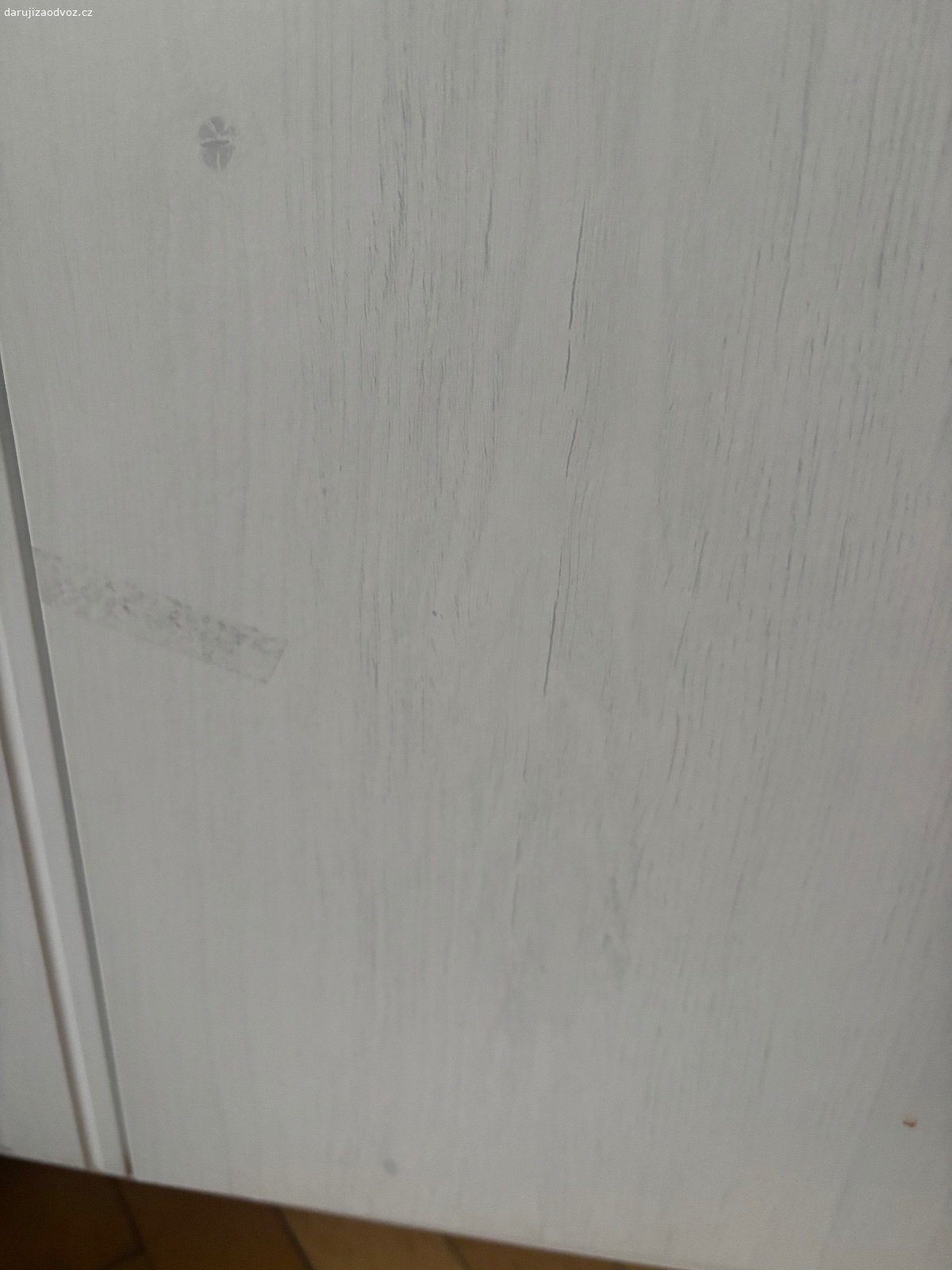 Daruji IKEA skříň. Daruji několik let starou a používanou šatní skříň.
Má tedy několik nedokonalostí a je opotřebovaná ale stále v decentním stavu.
Výška- 190 cm; šířka- 130 cm; hloubka- 52 cm
Pro odnos je potřeba alespoň dvou lidí. ! Skřín darujeme v tomto stavou NEROZEBRANOU!