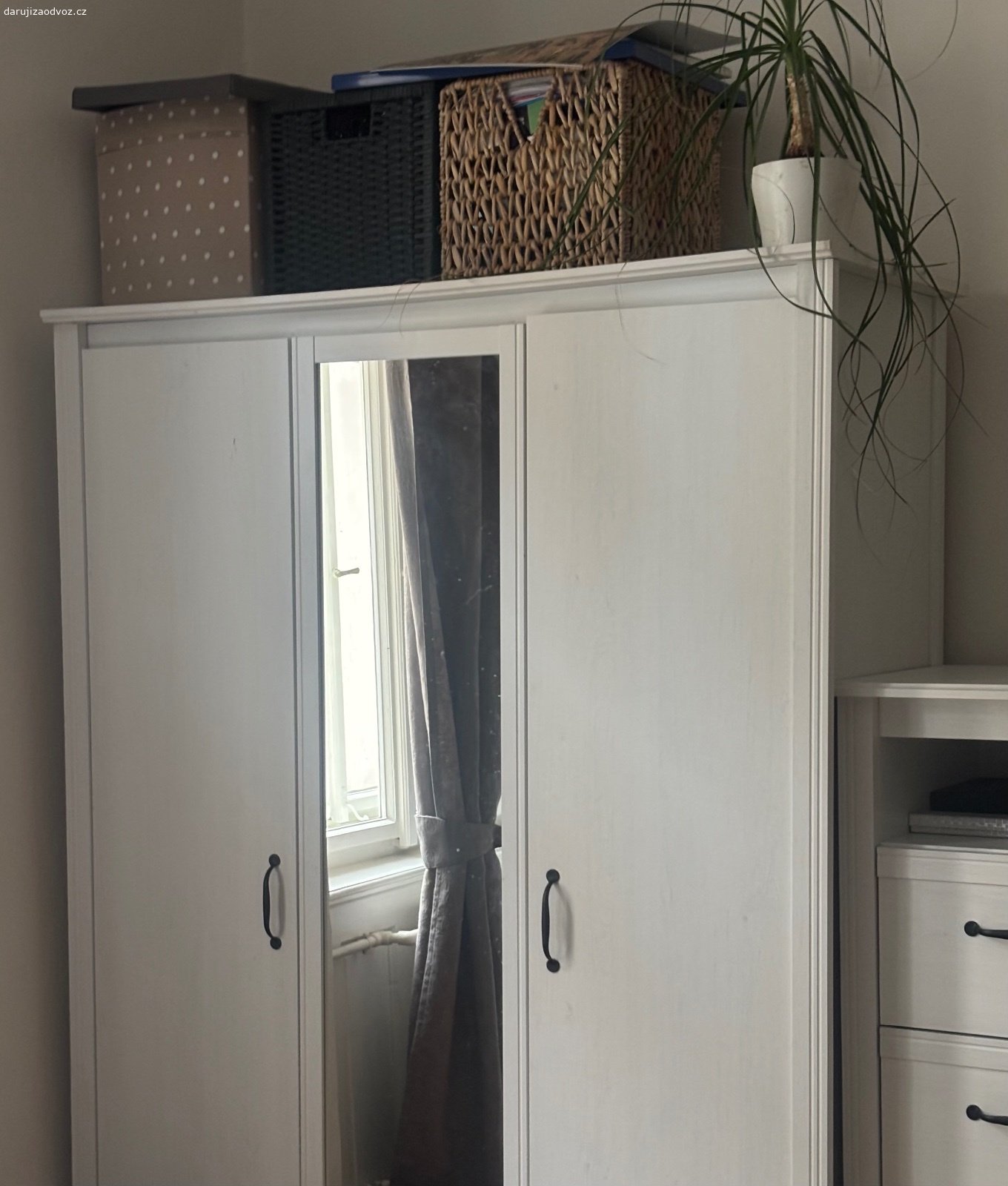 Daruji IKEA skříň. Daruji několik let starou a používanou šatní skříň.
Má tedy několik nedokonalostí a je opotřebovaná ale stále v decentním stavu.
Výška- 190 cm; šířka- 130 cm; hloubka- 52 cm
Pro odnos je potřeba alespoň dvou lidí. ! Skřín darujeme v tomto stavou NEROZEBRANOU!