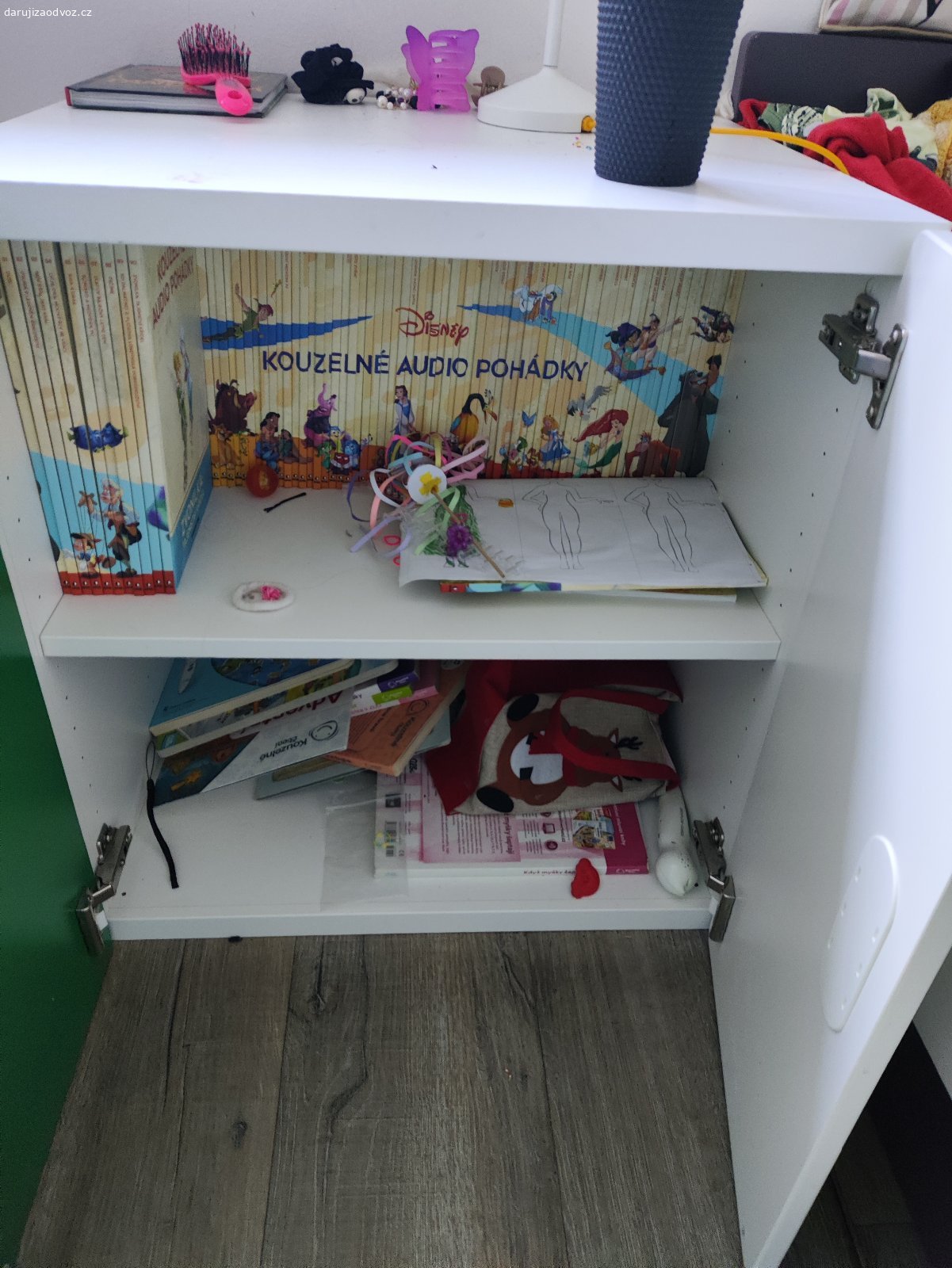 Daruji IKEA skříně. Máme 2 šatní dětské skříně se 4 šuplíky, 2 menší policové skříňky a 1 knihovnu se 3 šuplíky. Vše ve velmi dobrém stavu, jen polepeny nálepkami, které se ale dají odstranit.