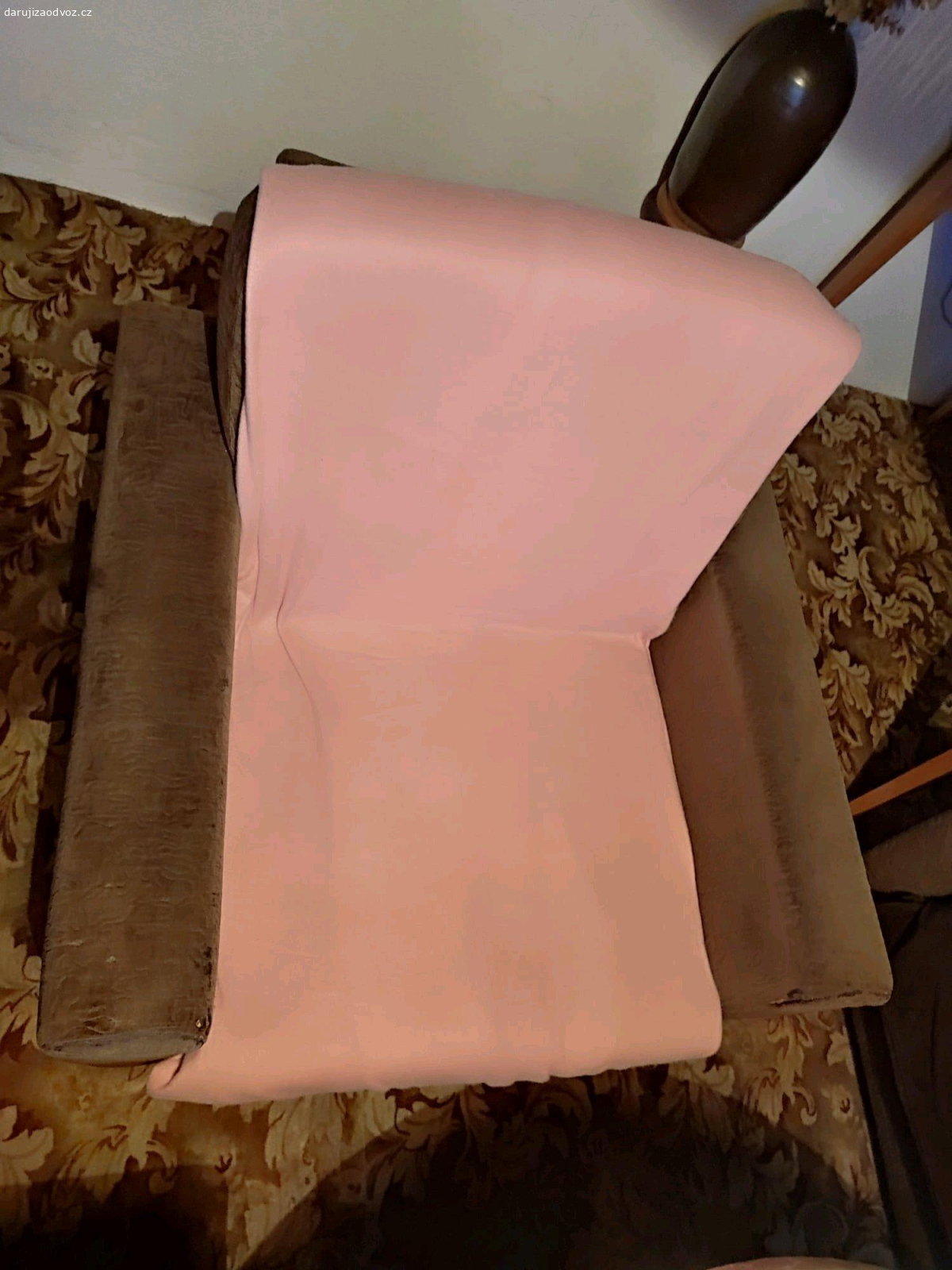 daruji jeden gauč a dvě křesla. Zadarmo