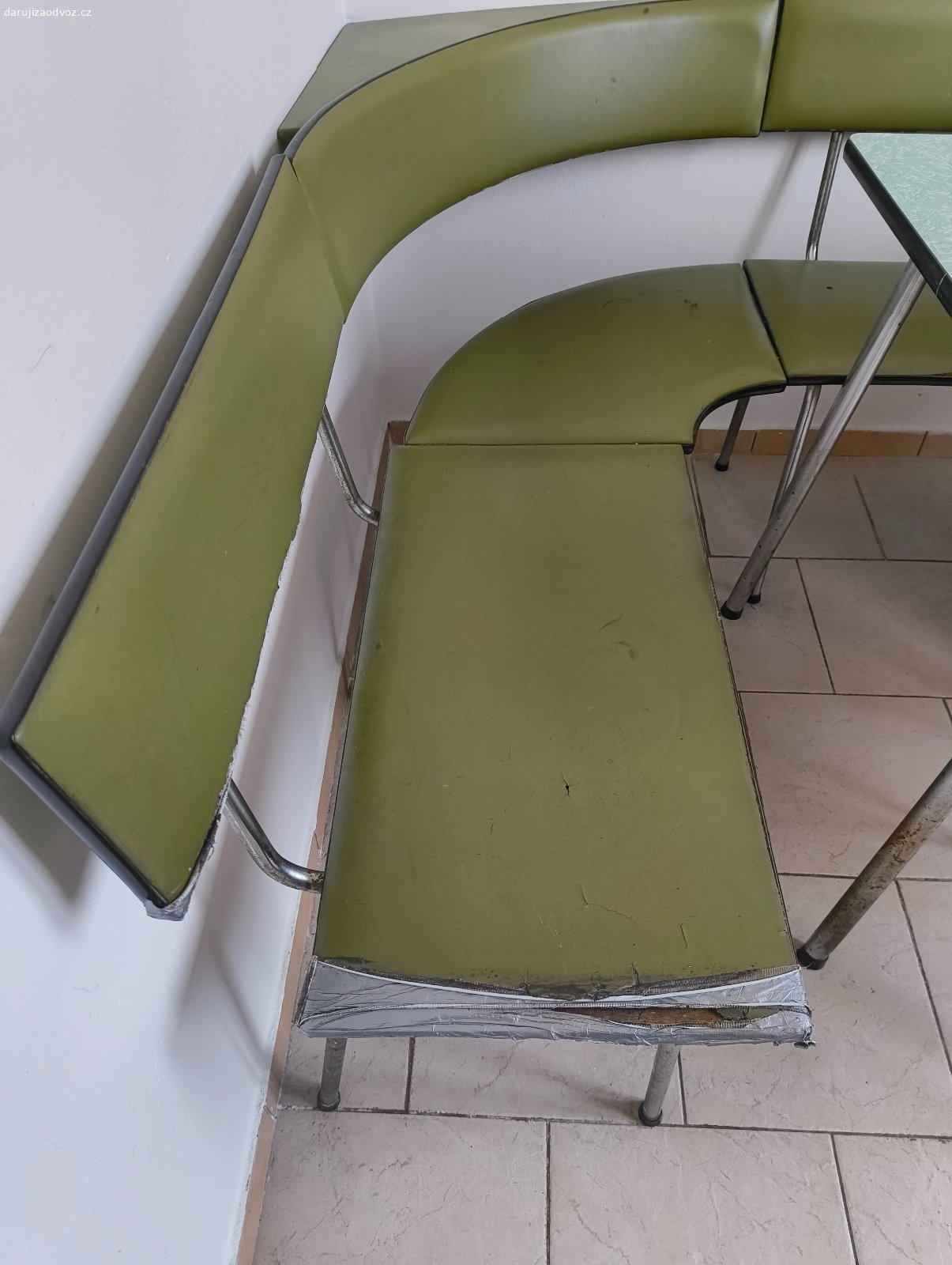 Daruji jídelní lavici. Daruji jídelní lavici, stůl a dvě zelené židle. Vše starší stav. Jedna židle je oblepená, druha mírně prasklá sedací část.
Za odvoz.
