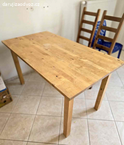 Darují jídelní stůl dřevěný + dvě židle