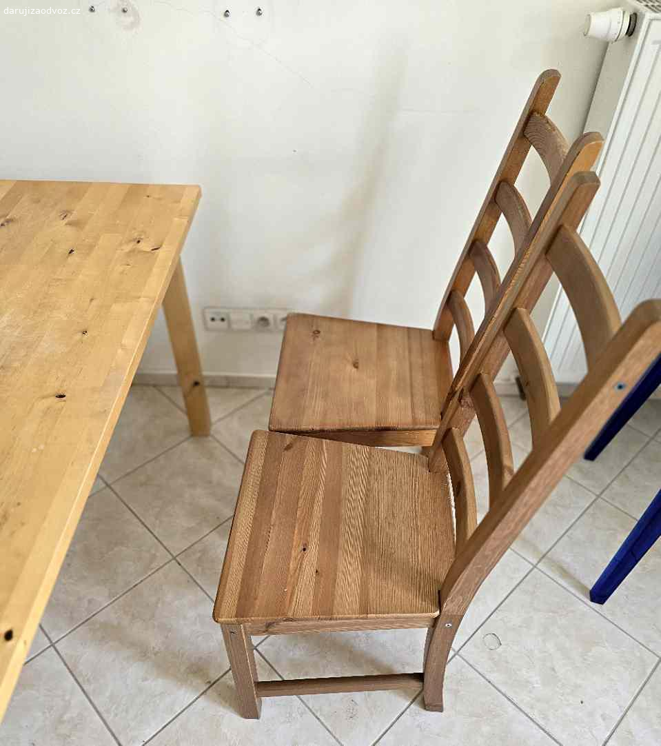 Darují jídelní stůl dřevěný + dvě židle. Daruji za dovoz jídelní stůl dřevěný o rozměrech 135 x 73 cm (výška 75 cm) + dvě židle rovněž dřevěné (výška opěradla 104 cm).  A přidám k tomu i kovový koš na prádlo a dřevěným příklopem (průměr 35 cm, výška 57 cm)