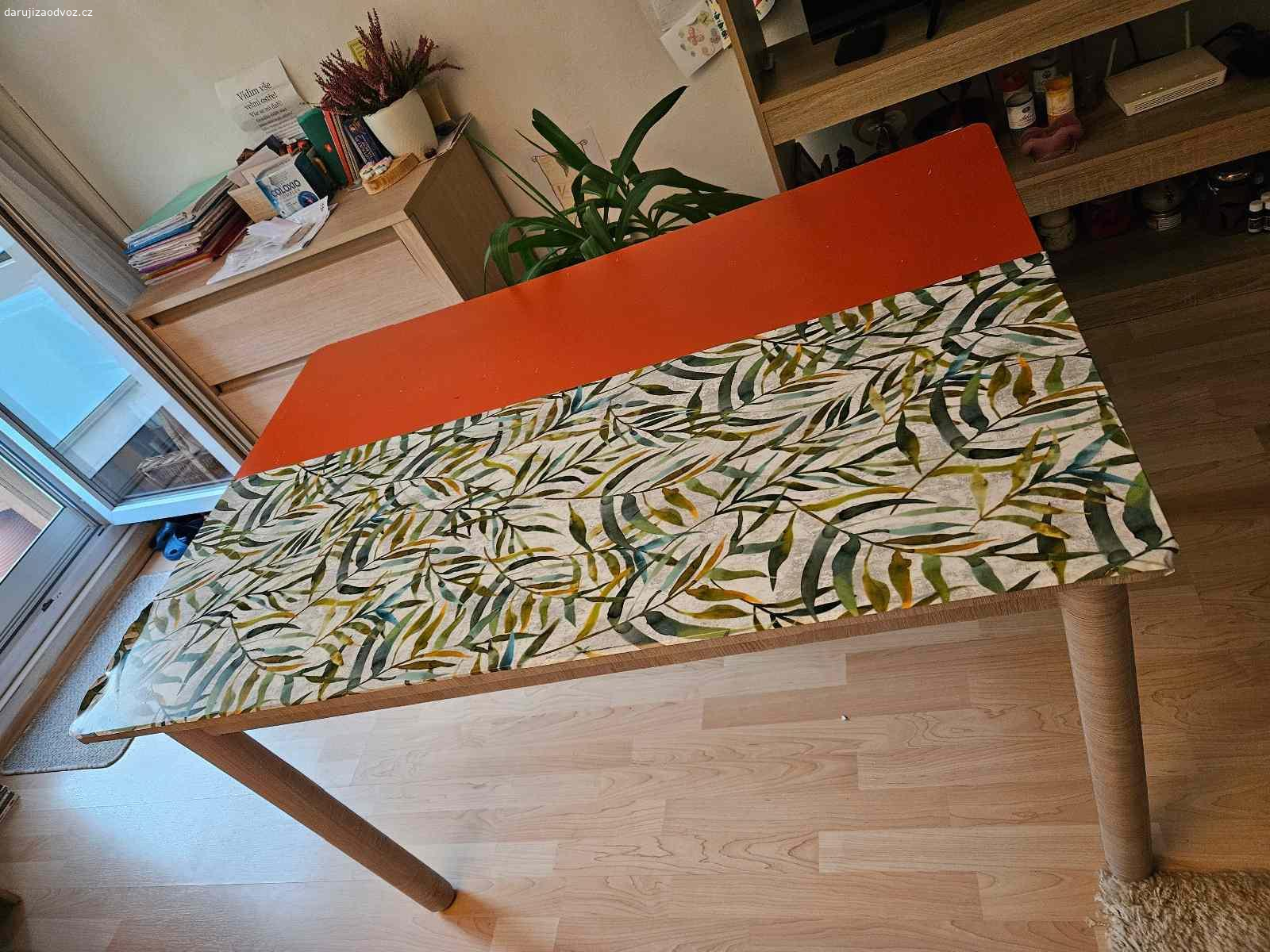 Daruji jídelní stůl. Daruji za odvoz jídelní stůl. Rozměry 120x80cm. Je částečně polepen folií, ktera lze snadno sundat, původní barva je vidět ta oranžová. Stůl je funkční, stabilní.