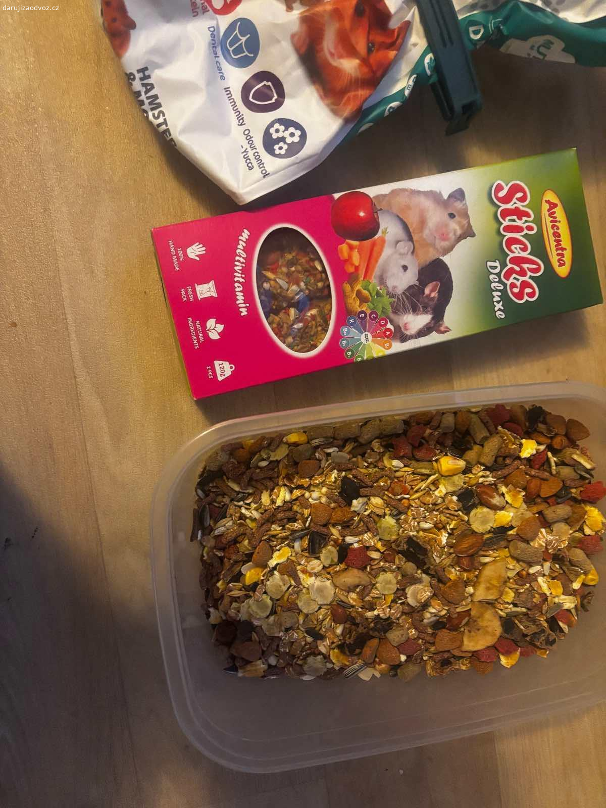 Daruji jídlo pro myšky (křečky, potkánky). Zbylo nám po myškách. V krabičce smíchaná směs vyfoceného dlabance. Balení tyčinek a nenačaté balení maso. Potěší nějaká drobnost pro děti (ovoce, kečupové chipsy ?), není podmínkou.