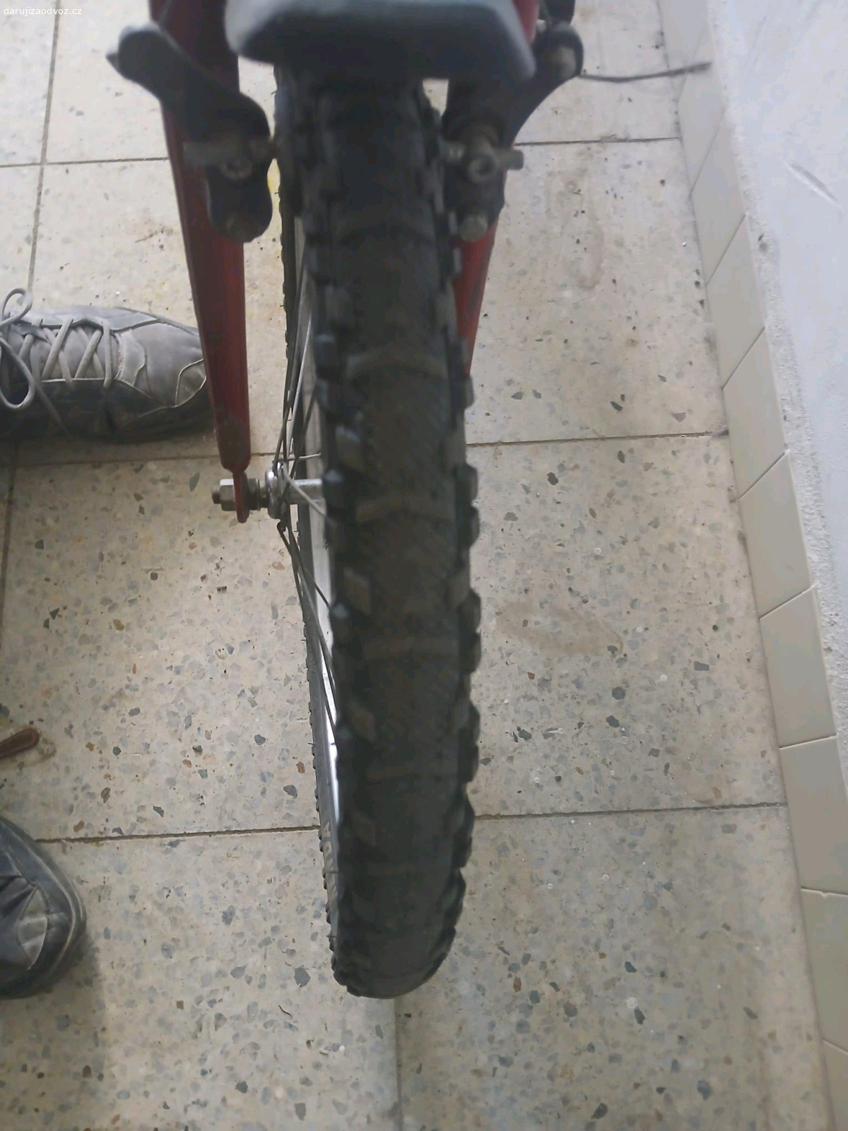 daruji jízdní kolo. daruji toto kolo . 
věk cca na 10 let 
pojízdné. 
stav viz foto