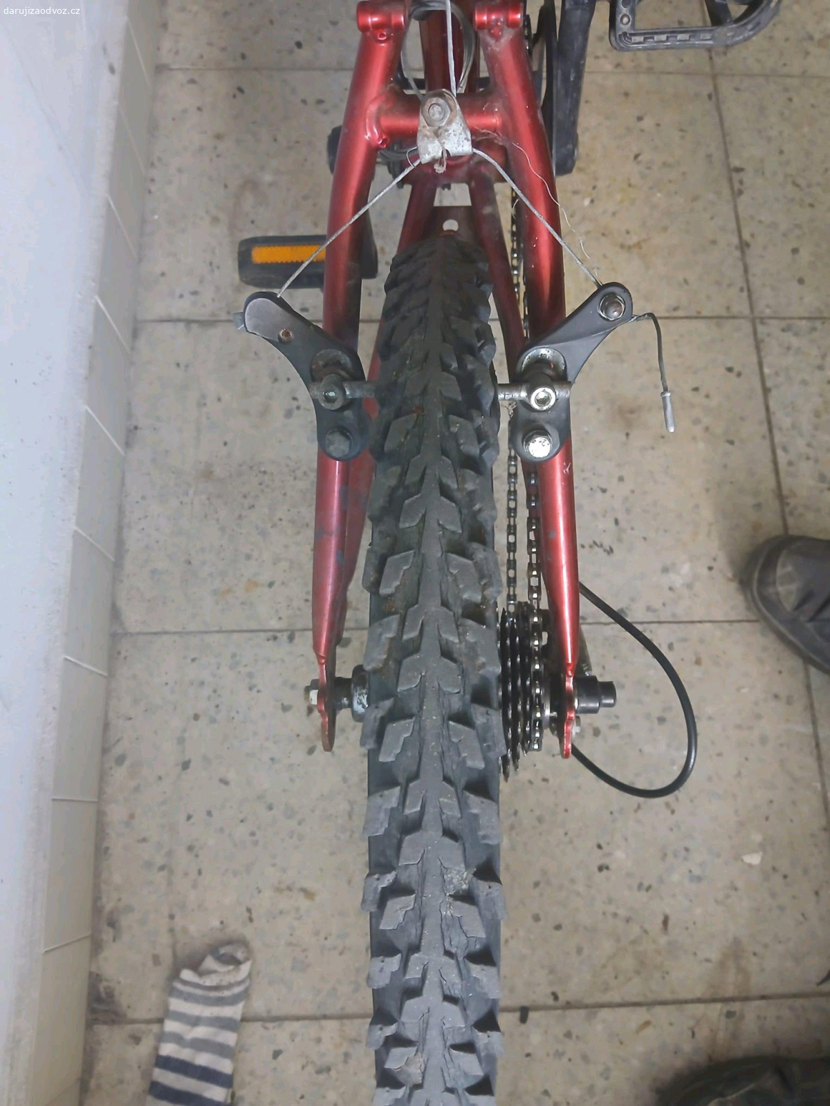 daruji jízdní kolo. daruji toto kolo . 
věk cca na 10 let 
pojízdné. 
stav viz foto