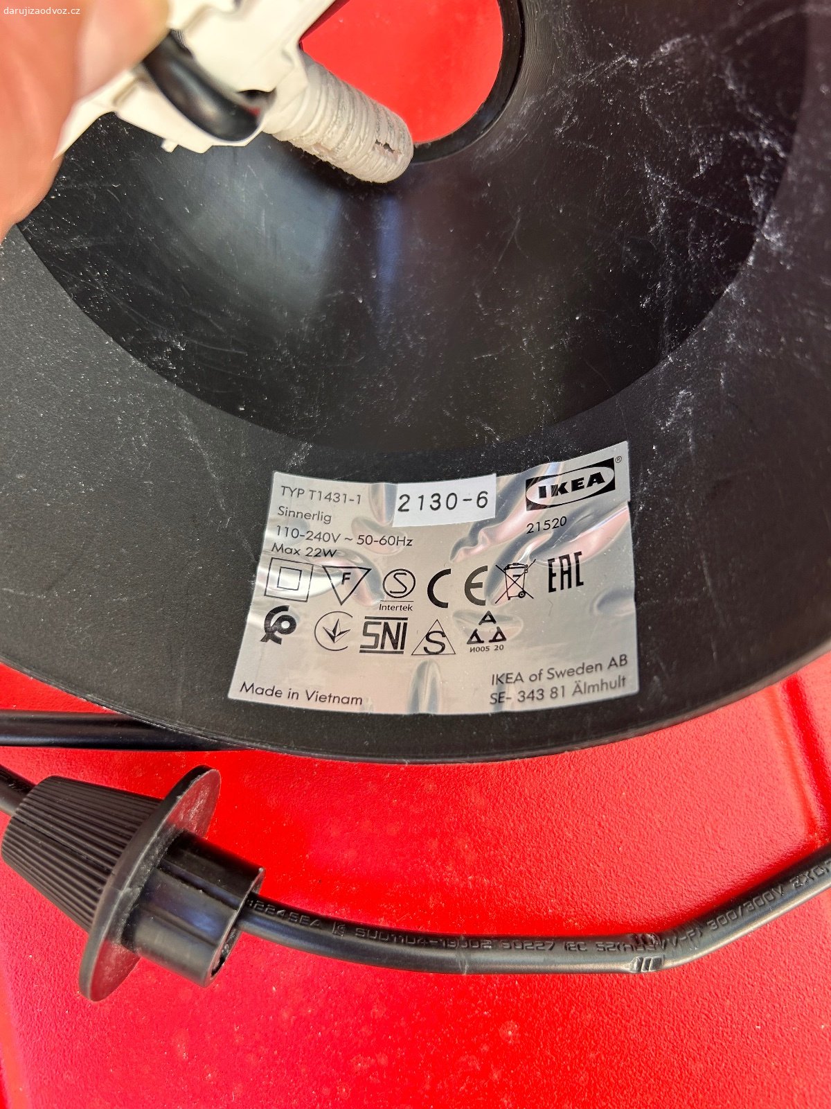 Daruji kabel a objimku na zavesne svitidlo. Daruji starsi kabel s objimkou na zavesne svitidlo (dnesni HAVSDJUP z IKEA). Na jedne stranehrane kryci casti je “vykroj” na napojujici kabel. Pouze osobni predani.