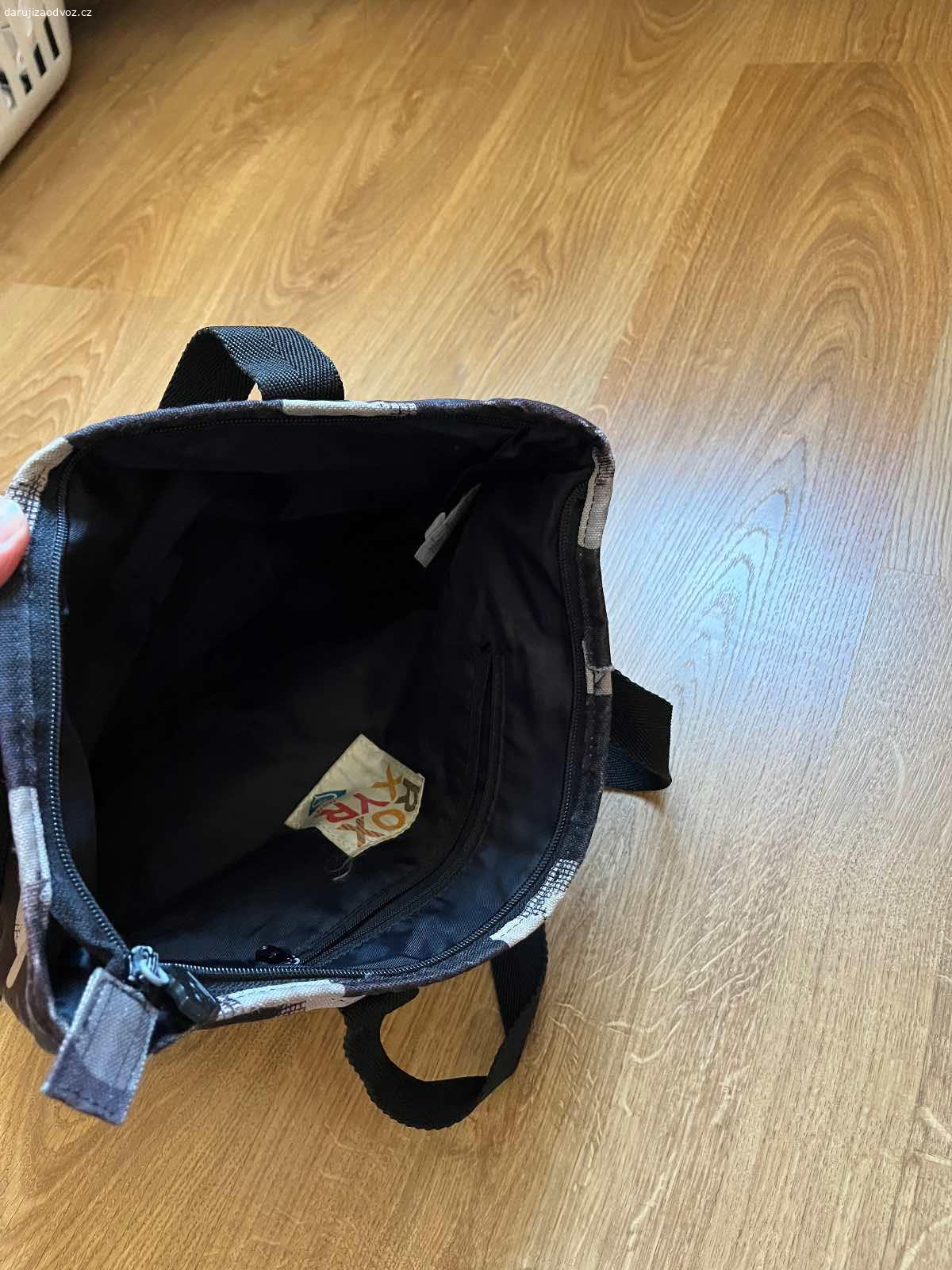 Daruji kabelku přes rameno Roxy. Daruji za poštovné dámskou tašku přes rameno Roxy. Perfektní stav. Posílám po předchozí dohodě přes zasilkovnu.