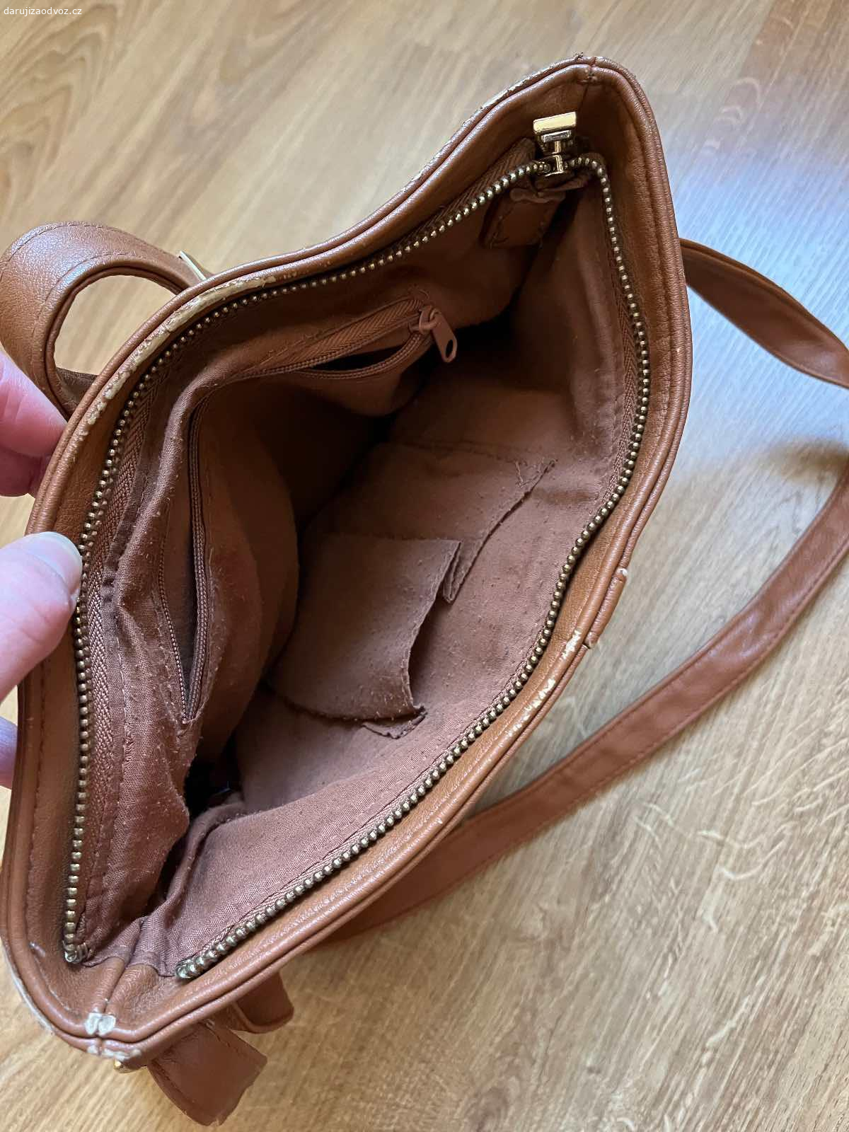 Daruji kabelku přes rameno. Daruji za poštovné hnědou kabelku Lindex přes rameno. Hezký stav, vše funkční. Posílám po předchozí dohodě přes zasilkovnu.