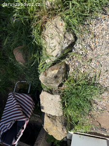 darují kameny různé velikosti