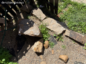 darují kameny různé velikosti