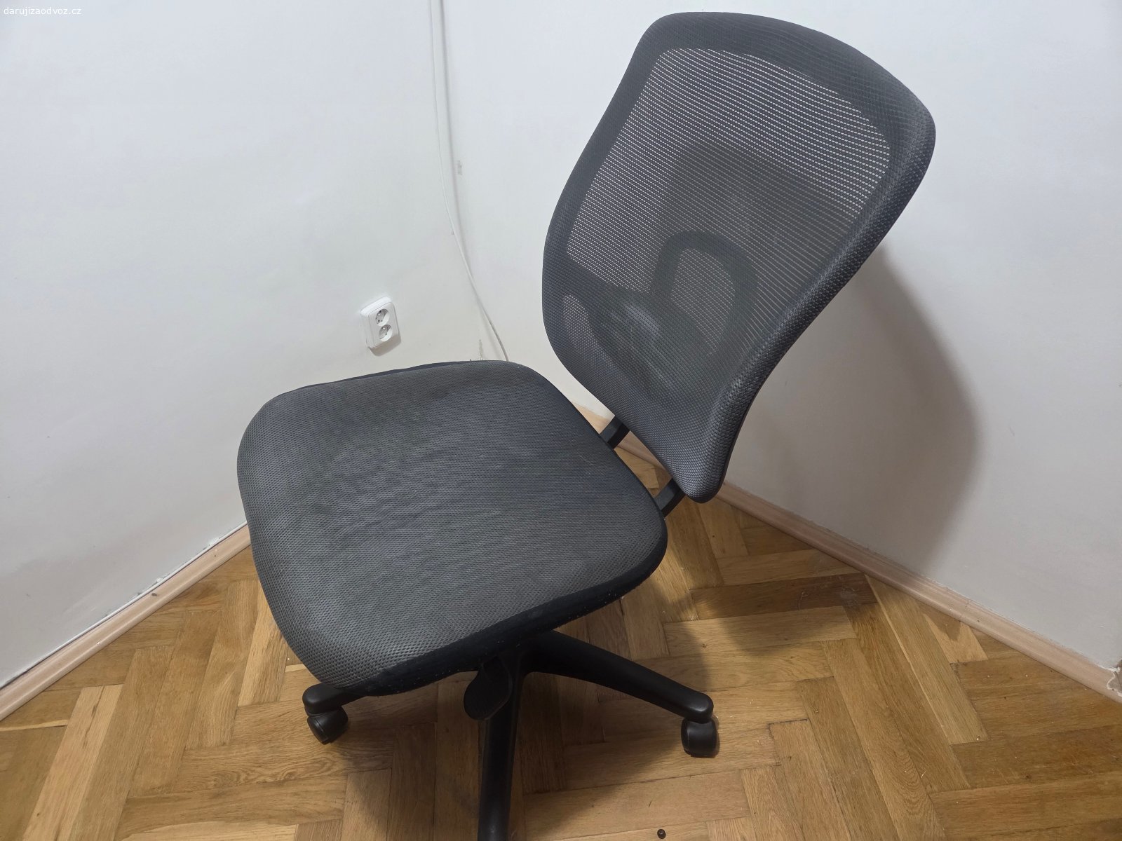 Daruji kancelářskou židli za odvoz. Nechám kolečkovou kancelářskou židli. Něco už zažila. Má polohovatelný záda. Také je možná naklonit a páčkou zaseknout v dané poloze. Měla ještě věšák, ale ten se urval. Nemá opěrátka.

Nabídka se nachází na Praze 3 - Žižkov, Ambrožova 1824/11. Byt je v přízemí, hned u hlavního vchodu. Možnost i stěhování přes okno.

Nutně potřebuji vyklidit byt do úterý večer. 
Koukněte se na můj účet pro další možný nábytek.
Preferuji komunikaci přes SMS nebo E-Mail, jelikož mám děravou hlavu, takže mám ráda záznam konverzace . Ale můžete samozřejmě i volat