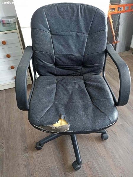 Daruji kancelářskou židli. Daruji kancelářskou židli, funkční, koženka v jednom místě prasklá.