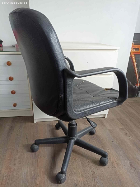Daruji kancelářskou židli. Daruji kancelářskou židli, funkční, koženka v jednom místě prasklá.