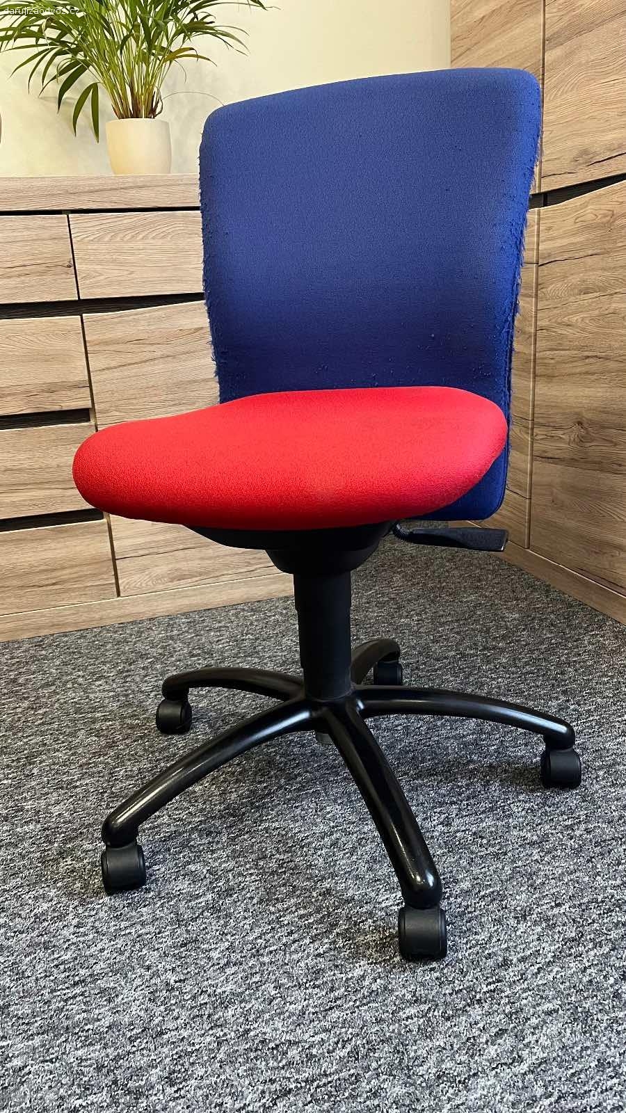 Daruji kancelářskou židli. Starší kancelářská židle. Nerozviklana, ale poničené polstrování. Ulomená páka na nastavování výšky.