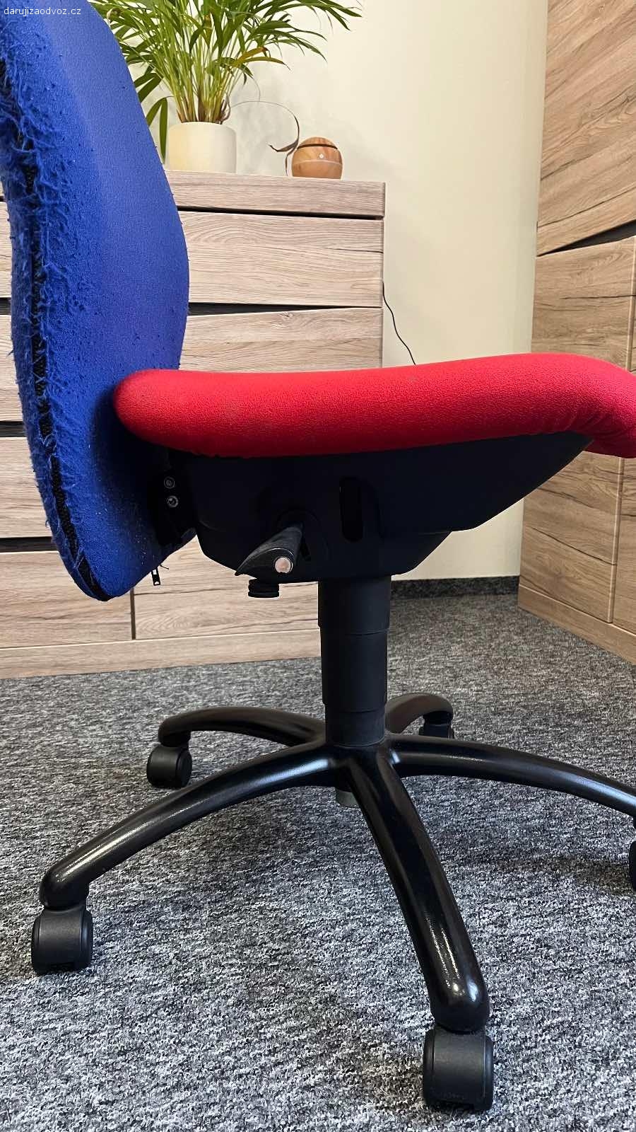 Daruji kancelářskou židli. Starší kancelářská židle. Nerozviklana, ale poničené polstrování. Ulomená páka na nastavování výšky.
