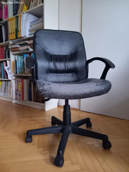 Daruji kancelářskou židli. Daruji kancelářskou židli zn. Ikea. Má oloupaný koženkový potah, jinak je zcela funkční.