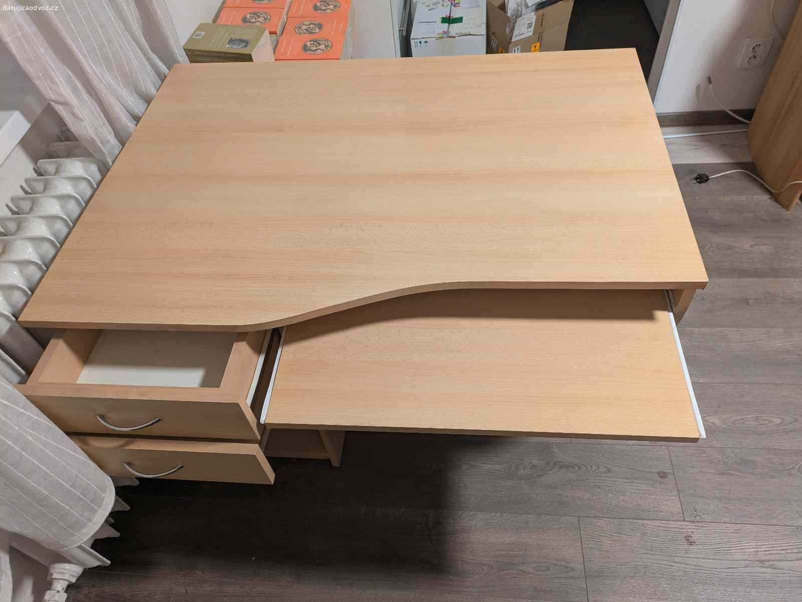 Daruji kancelářský stůl. Stůl má rozměry 110 : 80 : 75. Blíže viz foto. Ideální pokud zájemce bude schopen pro stůl dorazit ve dvou lidech. Děkuji.