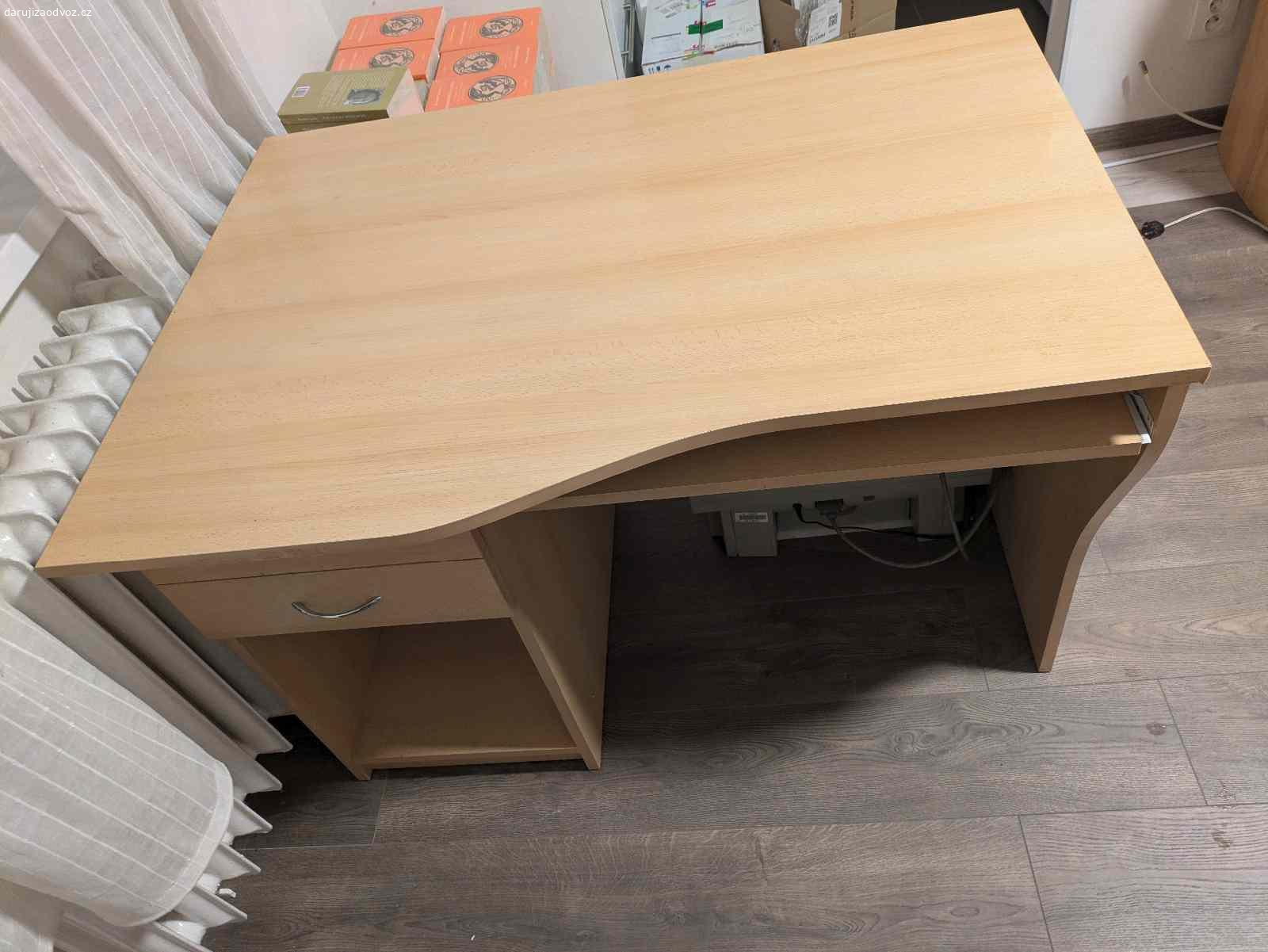 Daruji kancelářský stůl. Stůl má rozměry 110 : 80 : 75. Blíže viz foto. Ideální pokud zájemce bude schopen pro stůl dorazit ve dvou lidech. Děkuji.