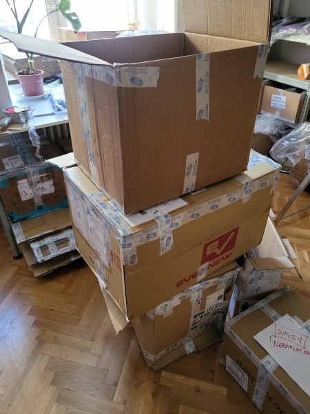 Daruji kartonové krabice. Daruji papírové krabice, vhodné ke stěhování či uskladnění věcí, rozměry cca 90×60×40 cm. K vyzvednutí na Praze 1.